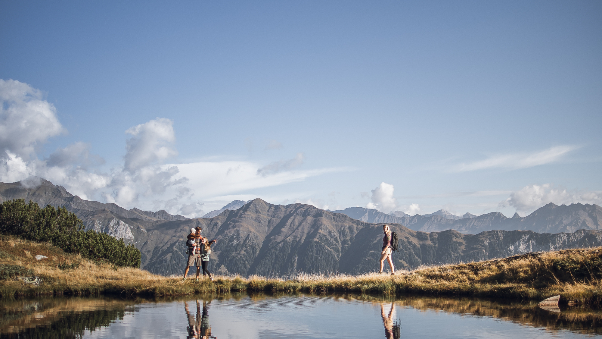 Wanderer am Bergsee in Ratschings