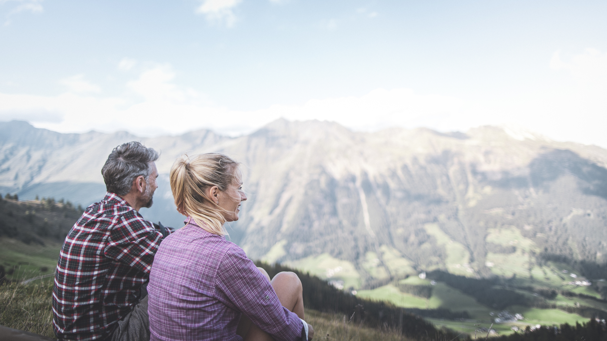Ein Pärchen genießt den Ausblick auf die Bergwelt von Südtirol