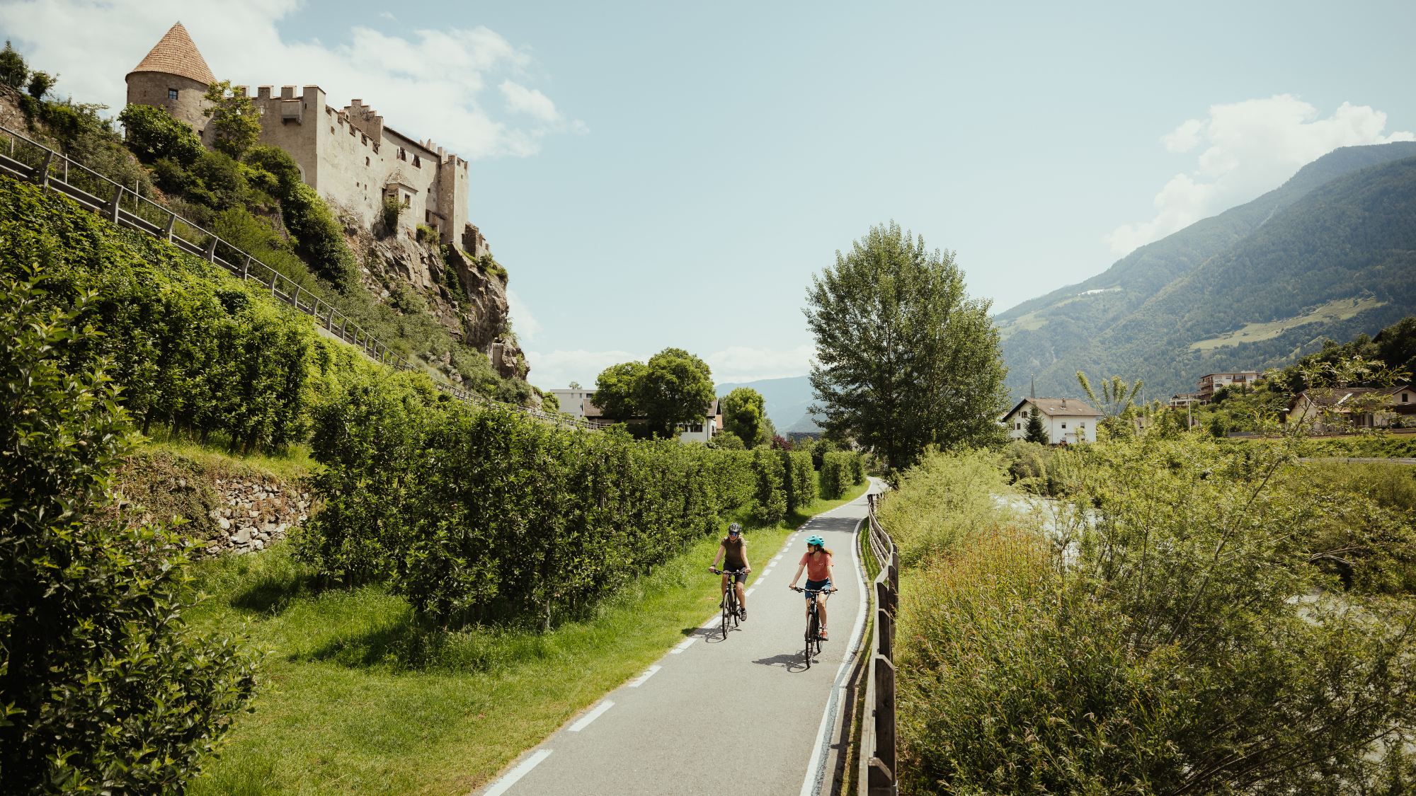 Der 80 km lange Etschradweg ist ideal, um die Vielfalt der Region zu erleben – in sportlicher, kultureller und kulinarischer Hinsicht.