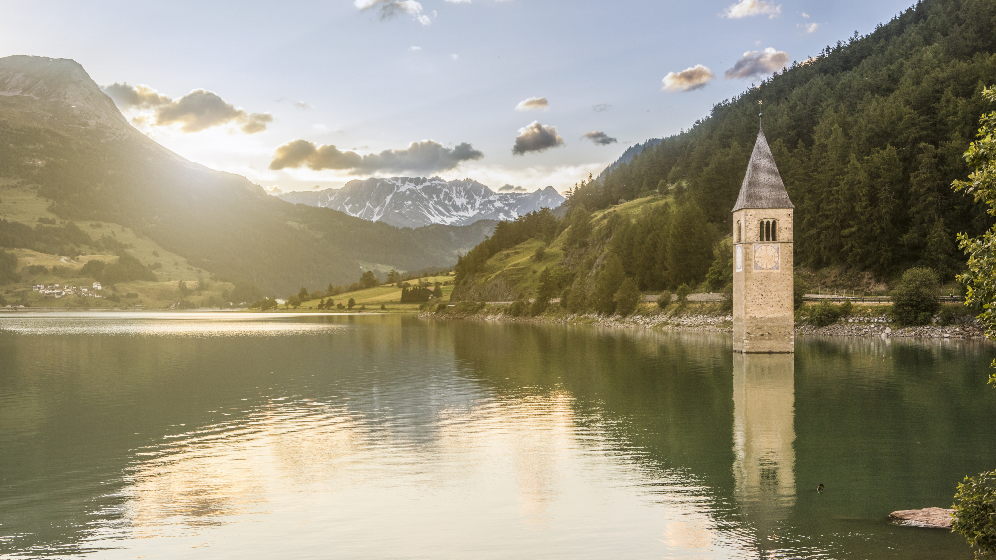 Der versunkene Turm im Reschensee, das Wahrzeichen des Vinschgau.