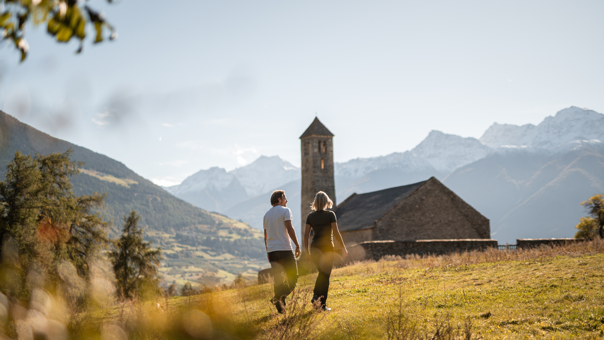 In der Kulturregion Vinschgau warten alte Gemäuer, historische Kulturlandschaften und jahrhundertealte Traditionen darauf, entdeckt zu werden.