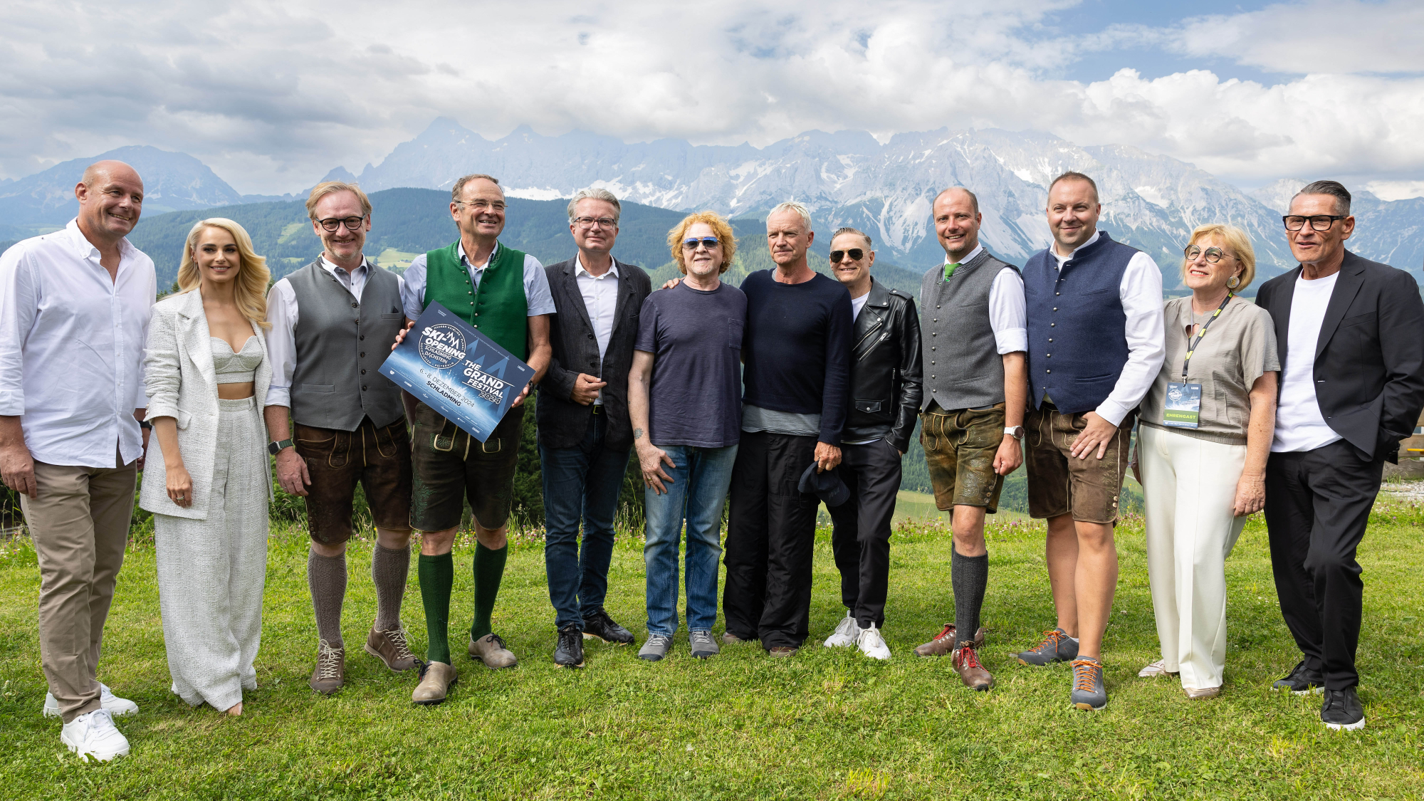  Im Bild v.l.: Klaus Hofstätter (GF Hauser Kaibling), Silvia Schneider (Moderatorin), Andreas Keinprecht (1. Vorsitzender Schladming-Dachstein), Georg Bliem (GF Planai-Hochwurzen-Bahnen), Christopher Drexler (Landeshauptmann Steiermark), Mick Hucknall (Simply Red), Sting, Bryan Adams, Mathias Schattleitner (GF Schladming-Dachstein), Daniel Berchthaller (GF Reiteralm Bergbahnen), Maria Drechsler (Vizebürgermeisterin Schladming) und Klaus Leutgeb (Konzertveranstalter).