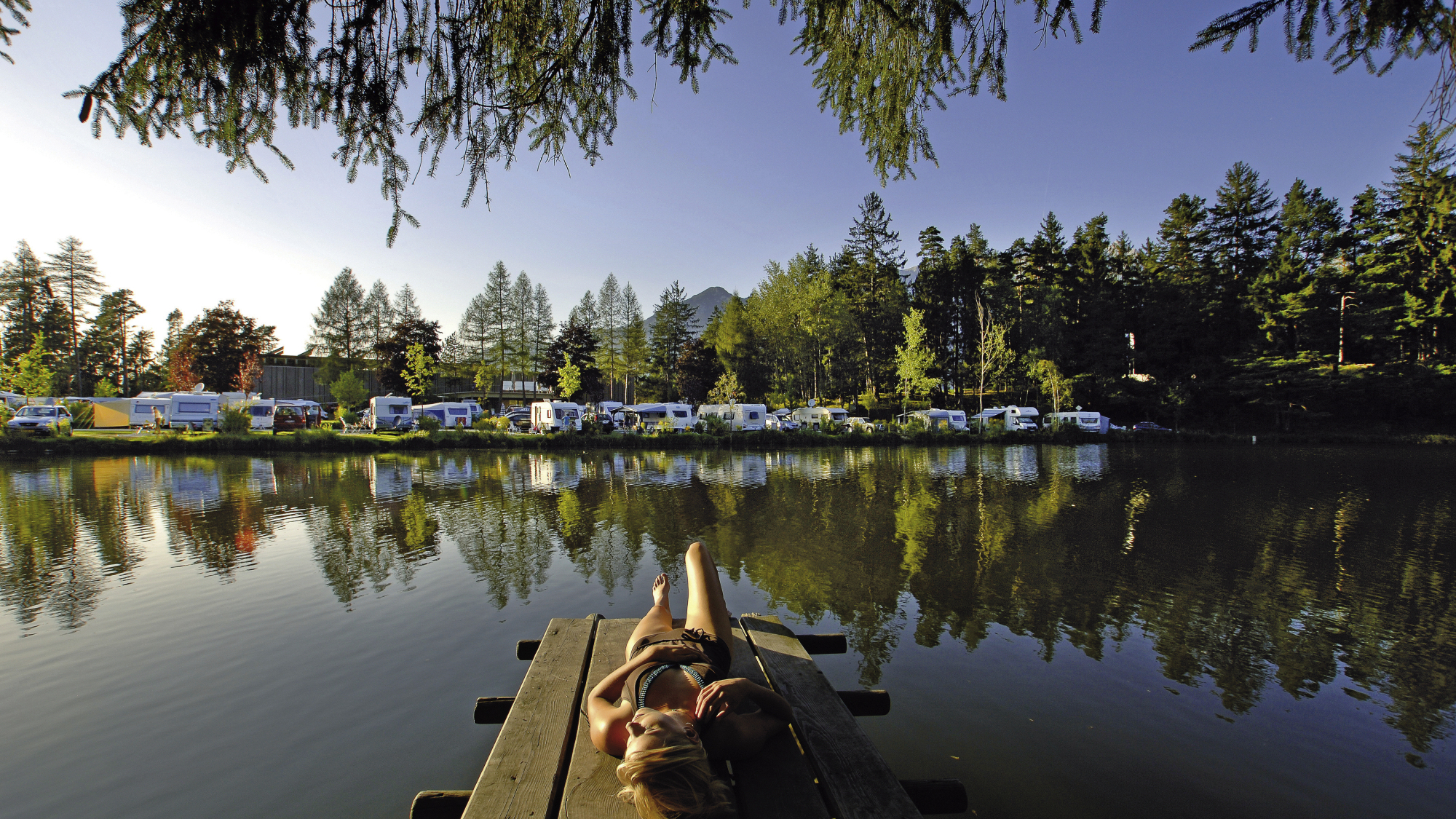 Im Ferienparadies Natterer See wird Camping auf höchstem Niveau geboten – nicht zuletzt dank seiner Lage inmitten traumhafter Natur.