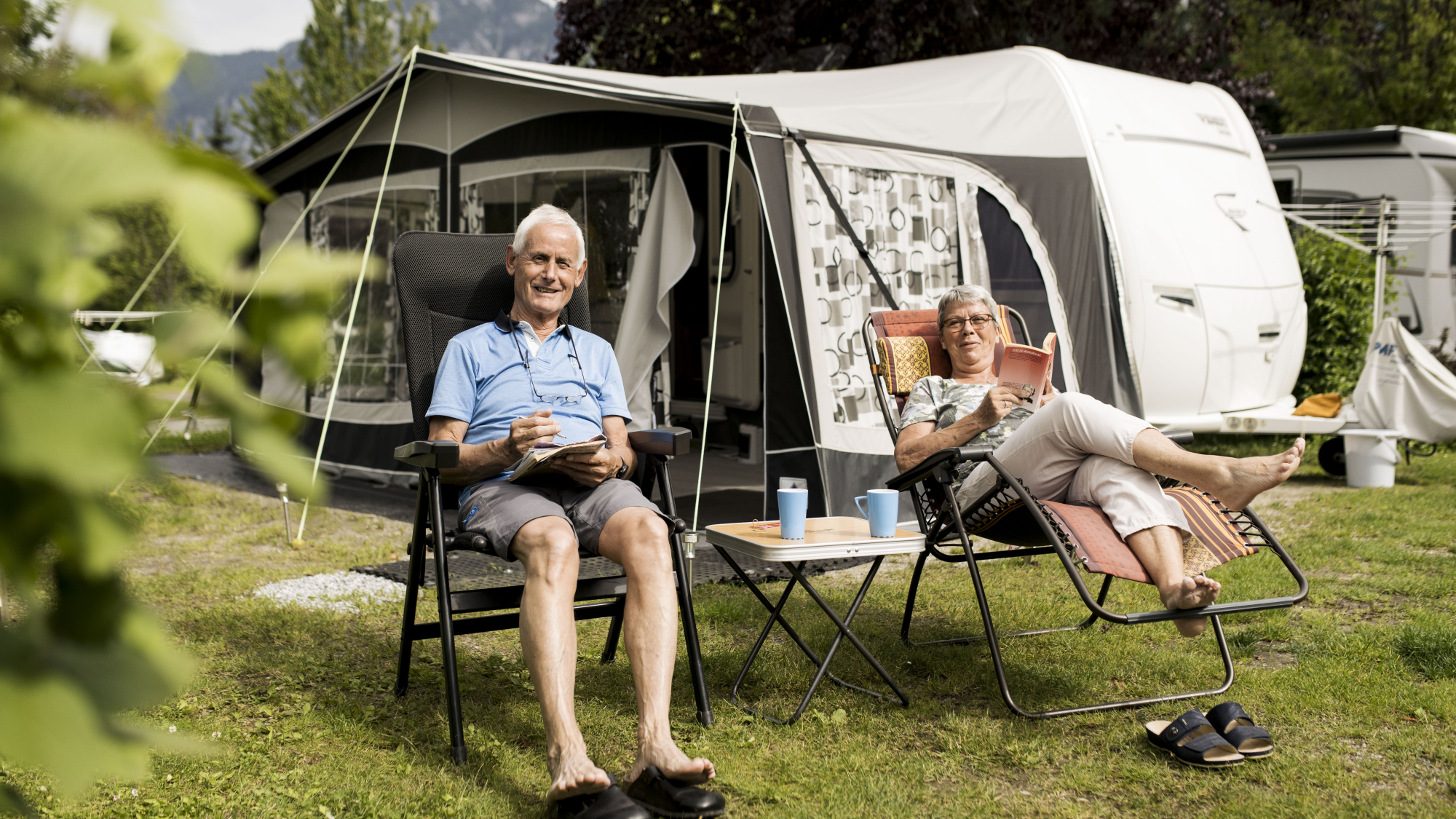 Greta und Jo ten Have genießen ihren Urlaub am Natterer See. Die beiden sind begeisterte Camper:innen und langjährige Innsbruck-Gäste zugleich.