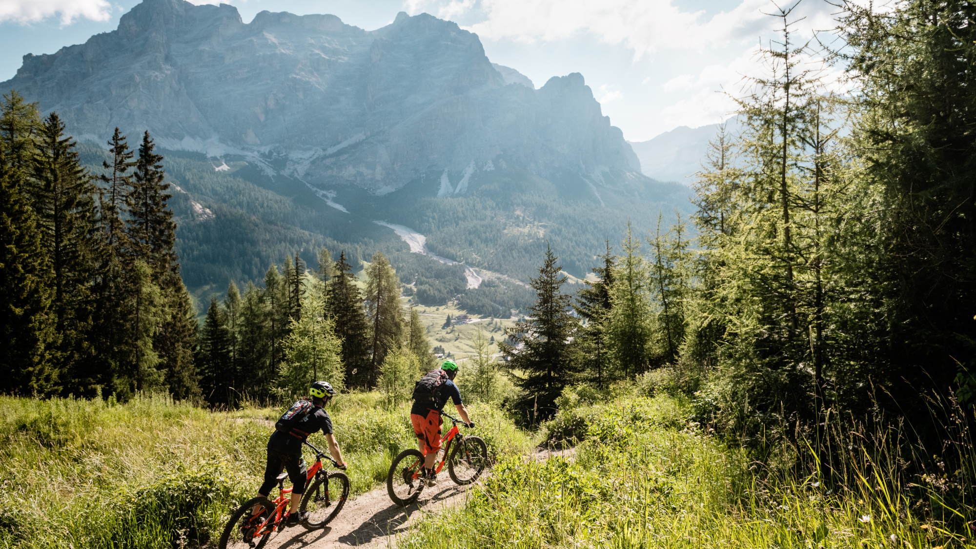 Bikeurlaub in den Südtiroler Dolomiten: Auf der Hochebene von Alta Badia warten naturbelassene Biketrails wie diese. 
