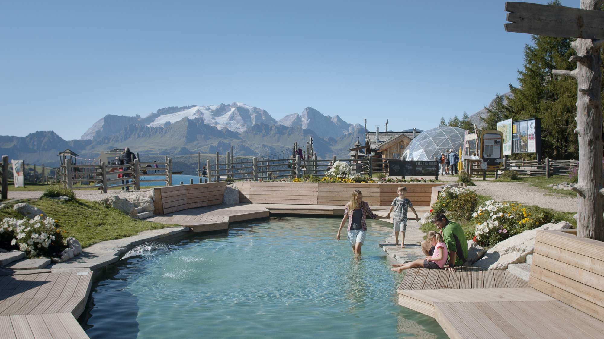 Neben einem großen Spielbereich mit Zipline bietet der neue Piz La Ila Park auch einen großen Wasserteich zum Kneippen und Abkühlen oder um einfach mal die Seele baumeln zu lassen.