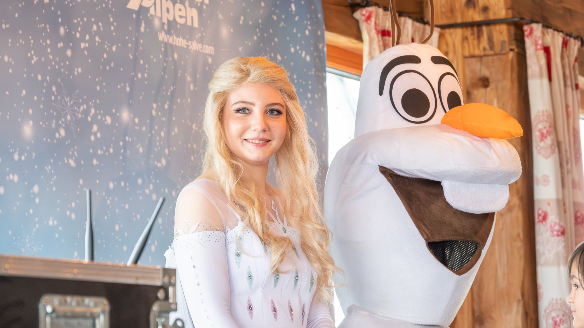 Elsa und Olaf aus dem Film Frozen waren 2023 auf dem Familientag der Hohen Salve