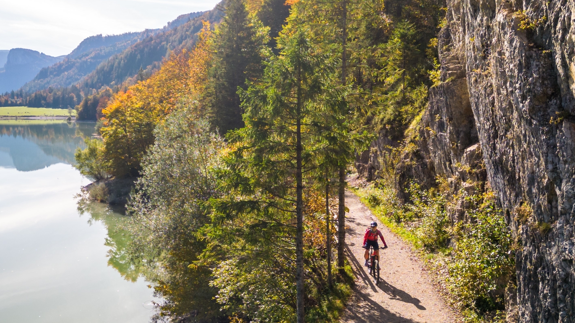 Viele Radtouren führen am Hintersee in Eugendorf vorbei und begeistern im Herbst.