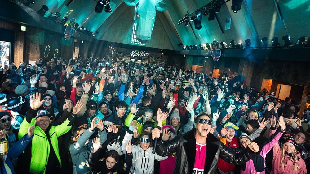 Die neue KuhBar bei der Tschuggenhütte begeistert mit viel Partystimmung (Innenansicht)
