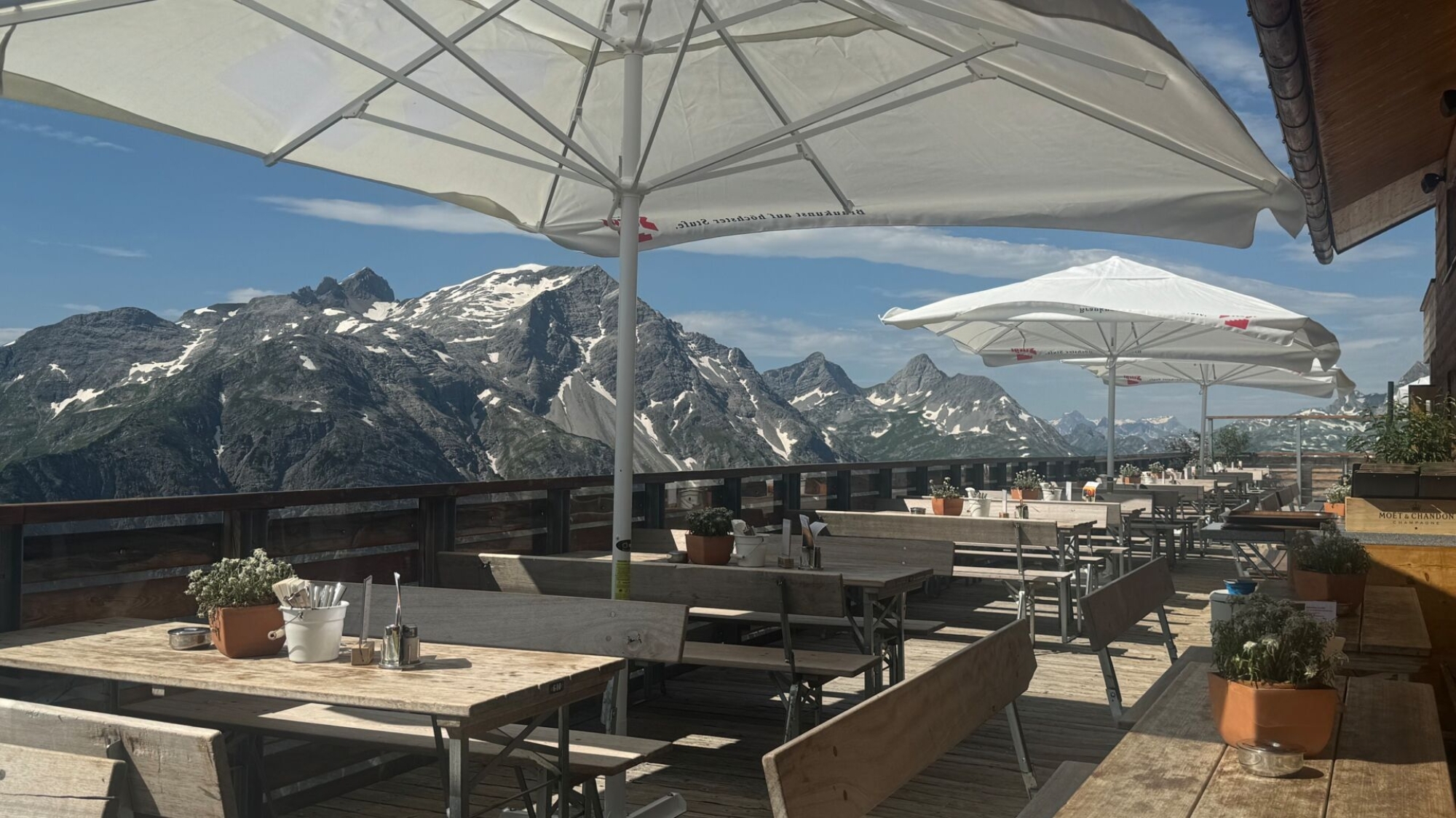 Terrasse auf der Balmalp im Sommer
