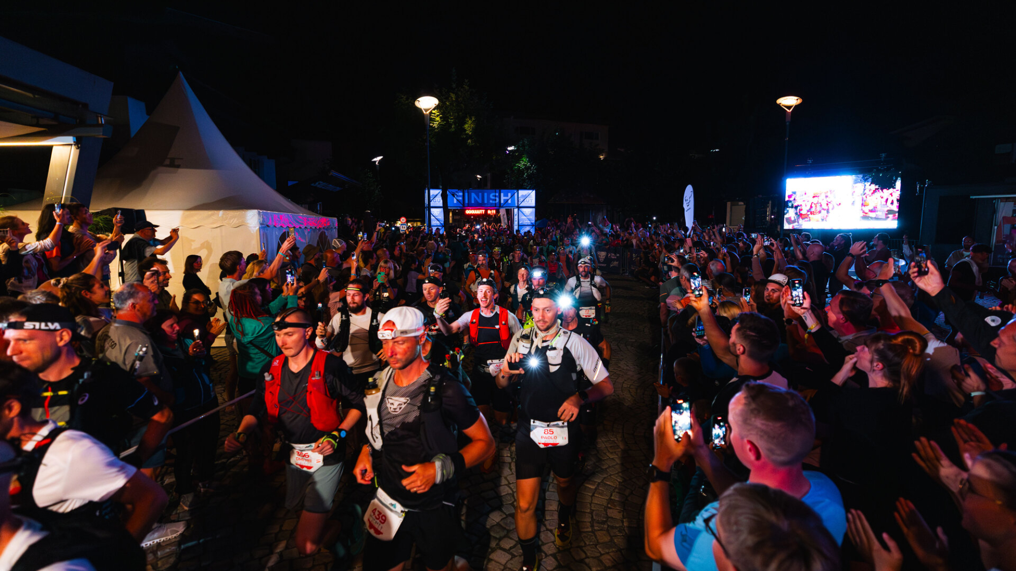 350 Athleten starteten am Freitag um 22 Uhr aus dem Startgate des GGUT110