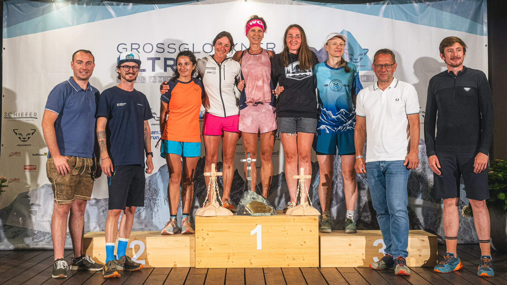 v.l.n.r.: Domenik David (Bürgermeister Kaprun), Manuel Resch (Geschäftsführer Zell am See-Kaprun Tourismus), Adriana Plosnita (5. Platz, ROU), Marie-Luise Mühlhuber (2. Platz, GER), Claudia Rosegger (1. Platz, AUT), Tanja Sprenger (3. Platz, AUT), Tatiana Mitkina (4. Platz, GER), Hubert Resch (Organisator GGUT), Michael Hankl (Marketing Manager DYNAFIT)