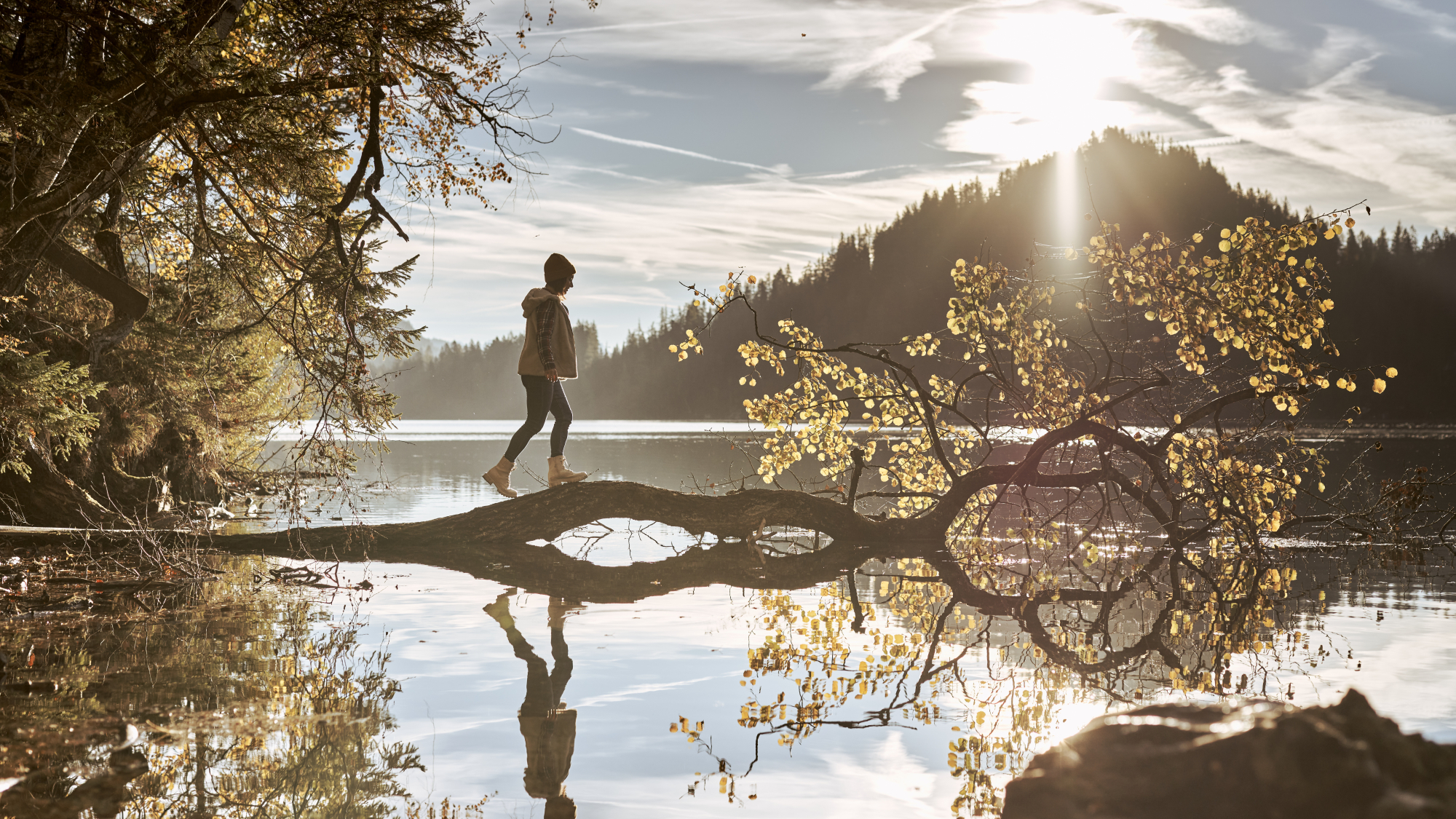 Spazieren gehen am Hintersteiner See im Herbst