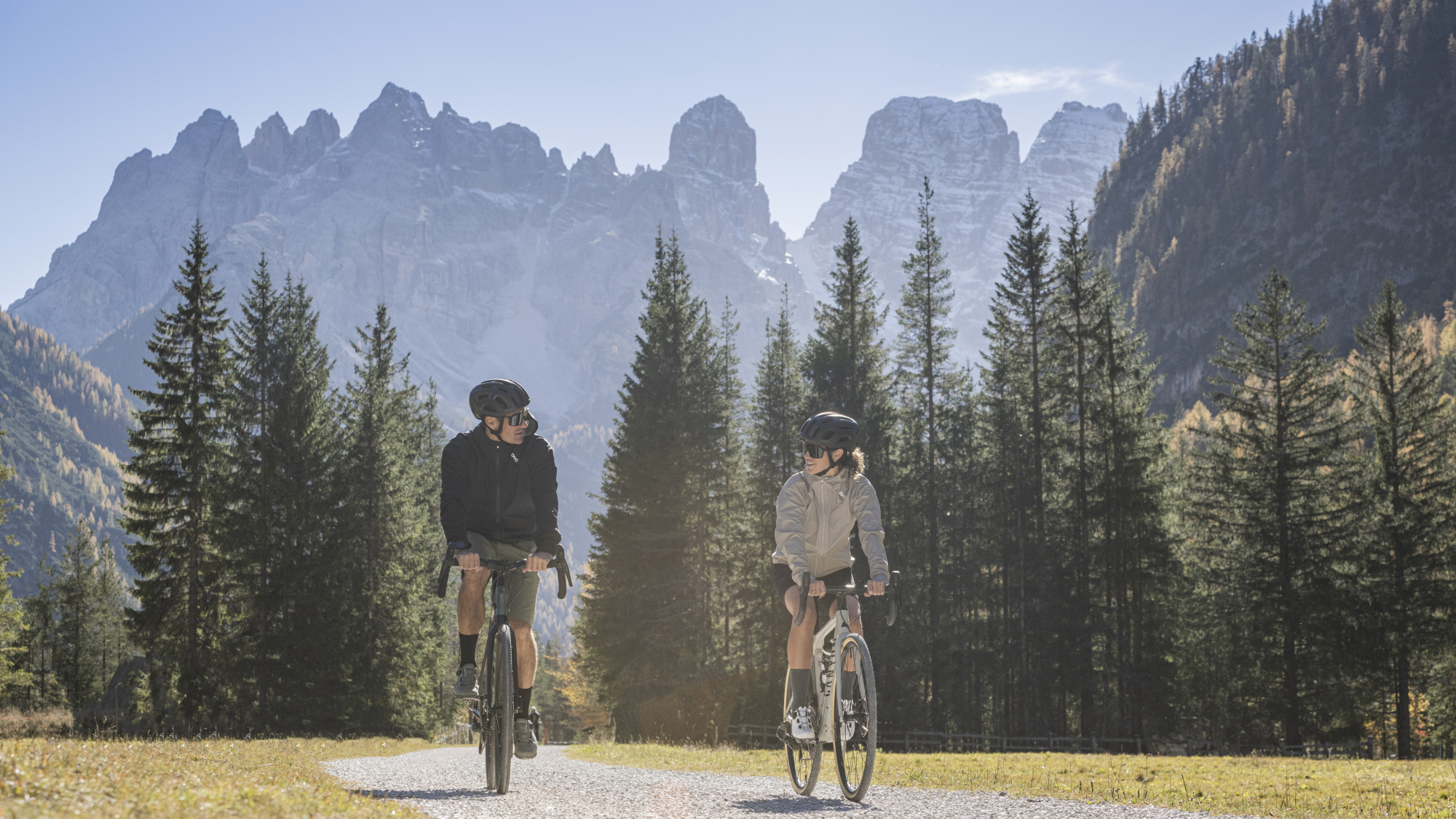 Radfahren im Herbst in der Dolomitenregion 3 Zinnen