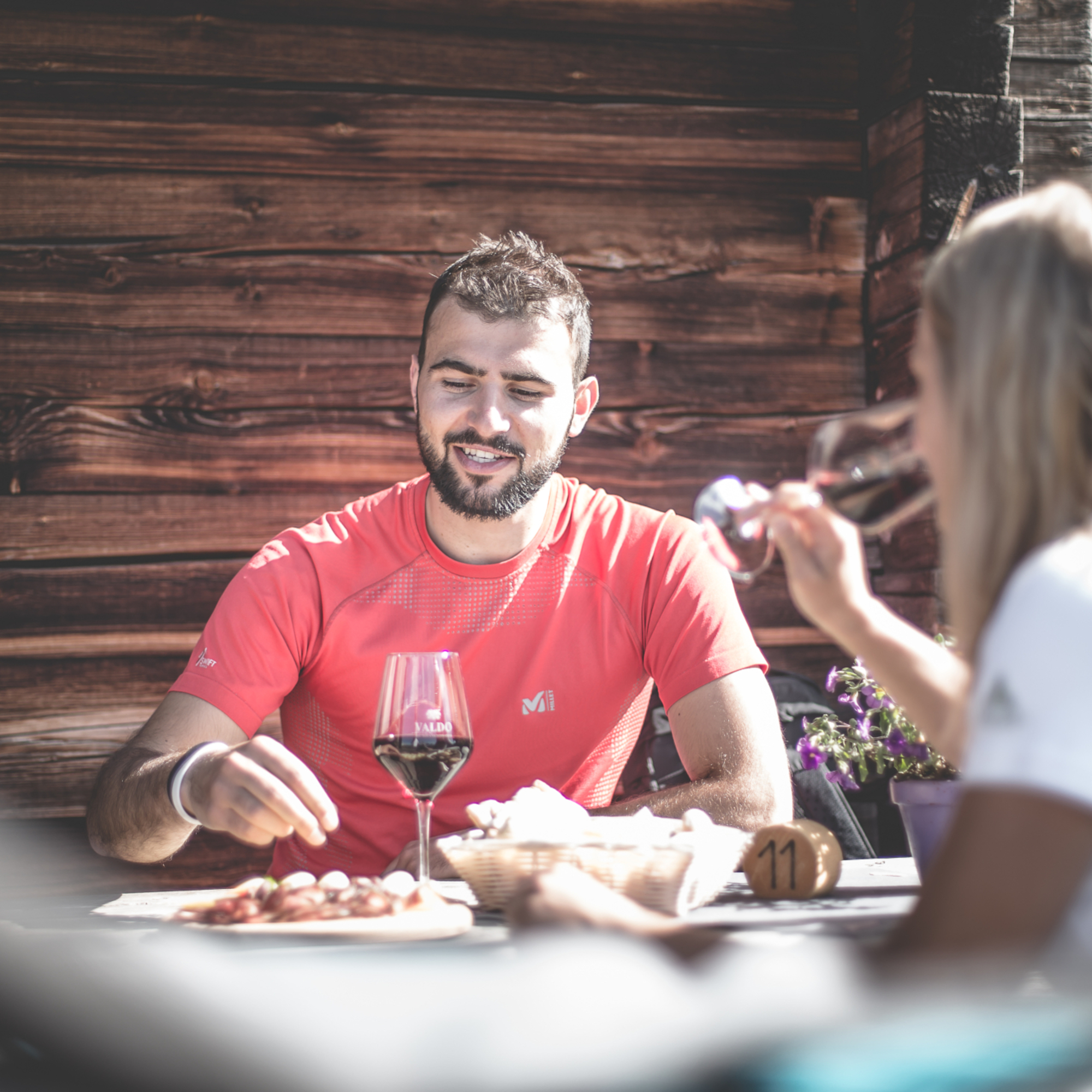 Paar beim Essen nach der Zinnenwanderung in der Dolomitenregion 3 Zinnen