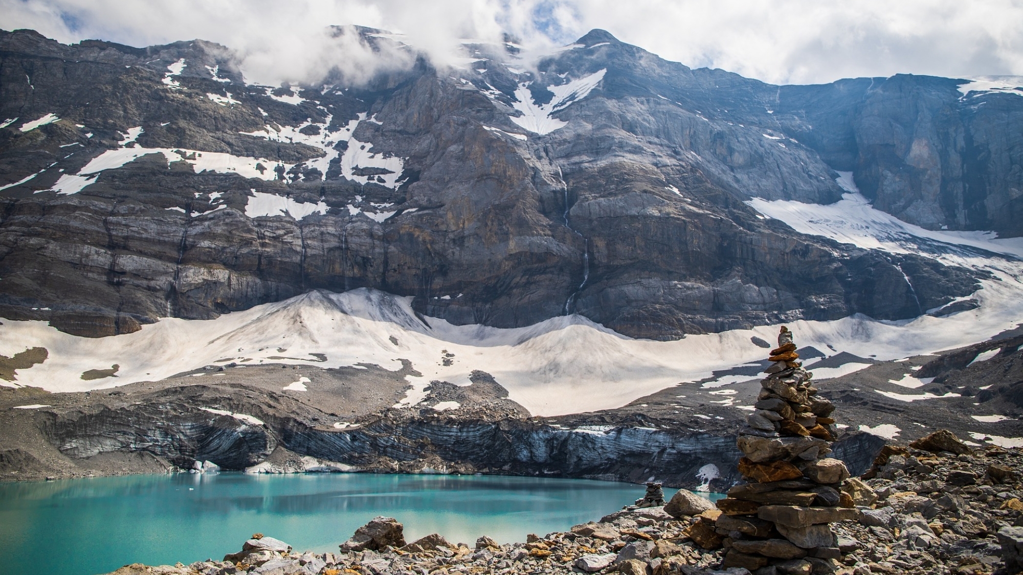 Die Gletscher in der Schweiz bieten einen schönen Kontrast zu den warmen Heilquellen des Landes.