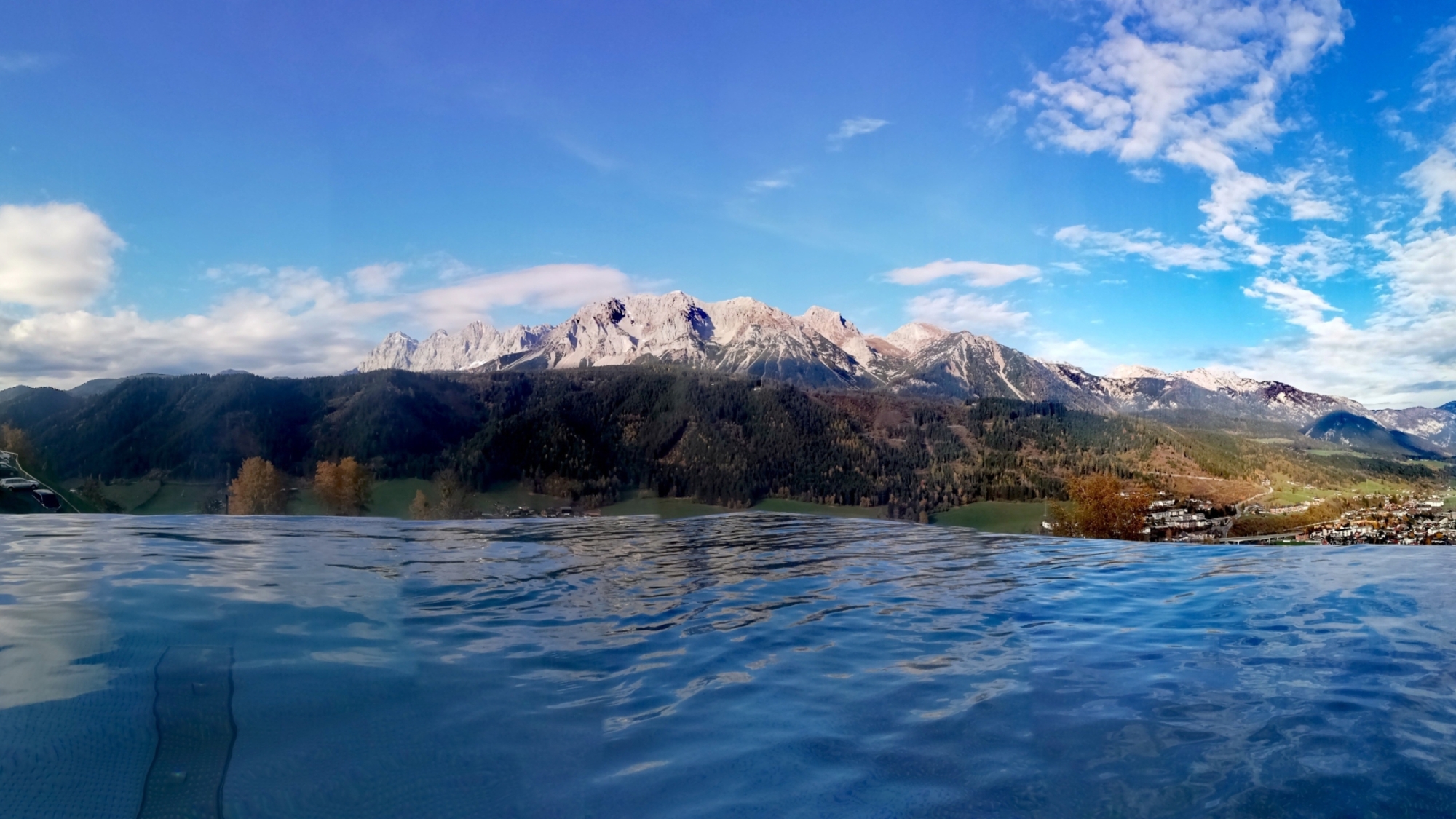 Infinity- und Panoramapools bieten im Sommer eine frische Abkühlung mit wunderschönem Blick auf die Alpen.
