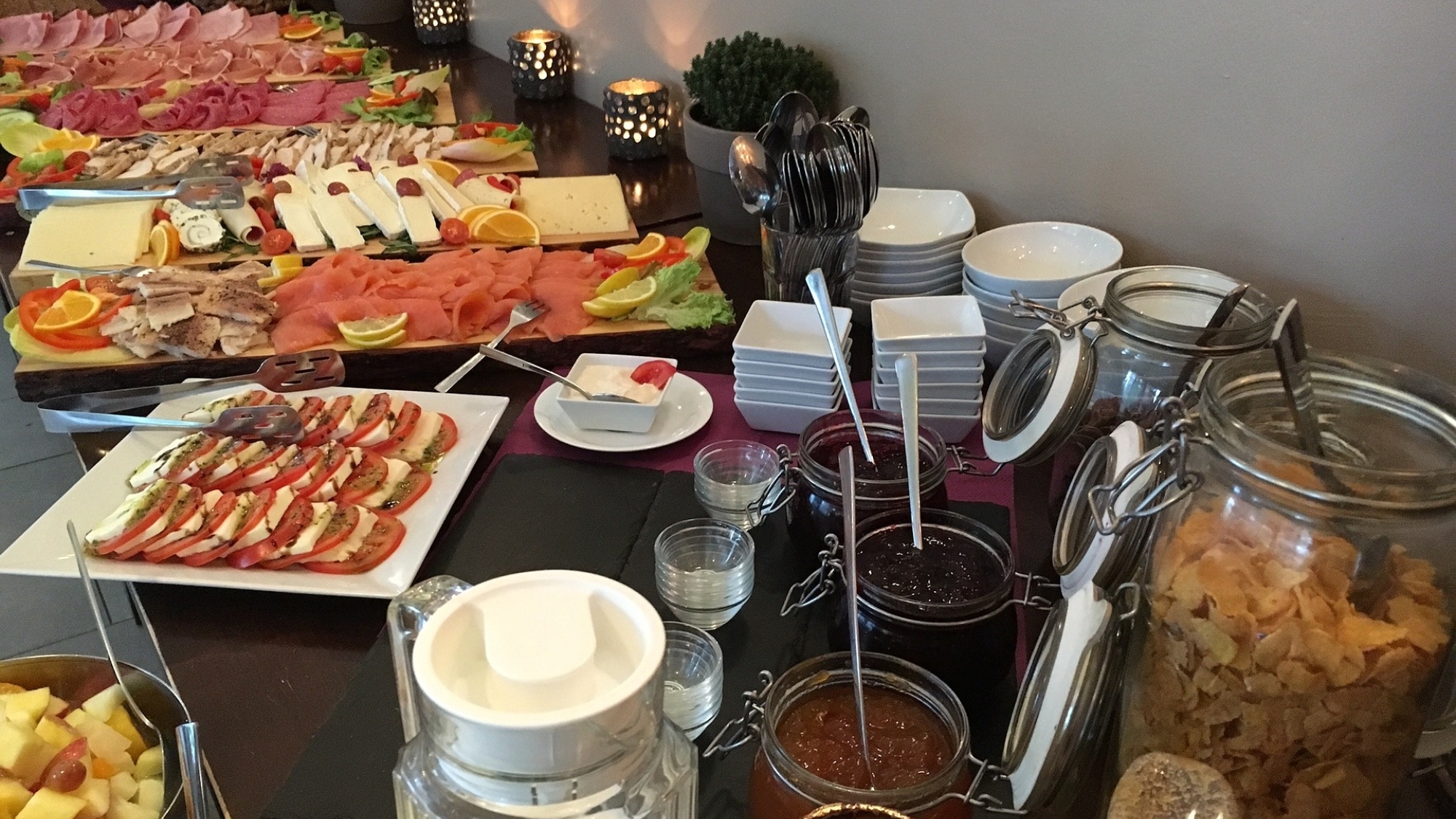 Nachhaltigkeit bei Frühstücksbuffets kann durch die Nutzung wieder verwendbarer Schüsseln und Behälter erzielt werden.