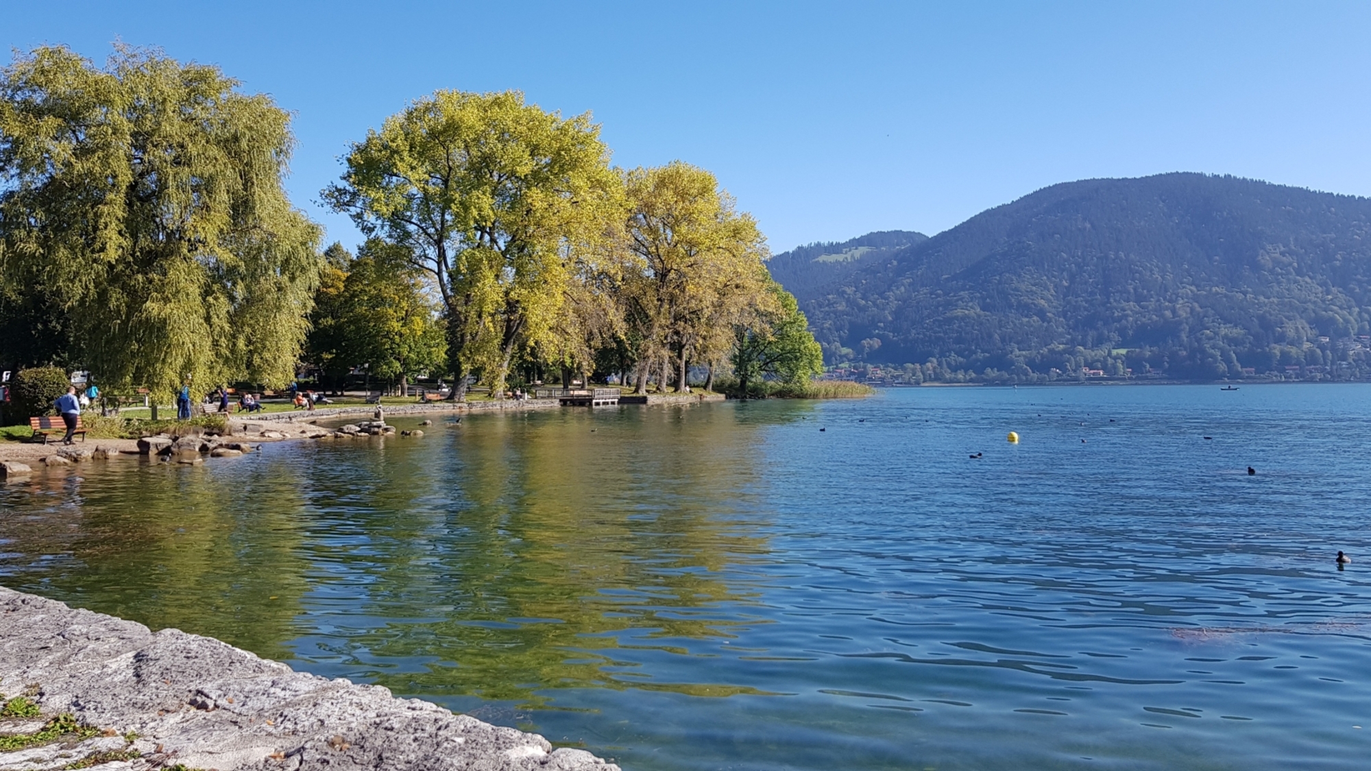 Zu Fuß oder mit dem Rad: Der Tegernsee in Bayern lädt Aktivurlauber ein.