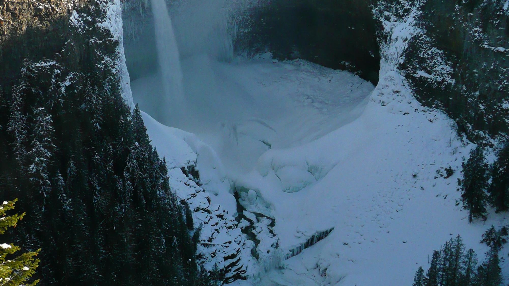 Gefrorene Wasserfälle und schneebedeckte Wälder sorgen für beruhigende Naturschauspiele.