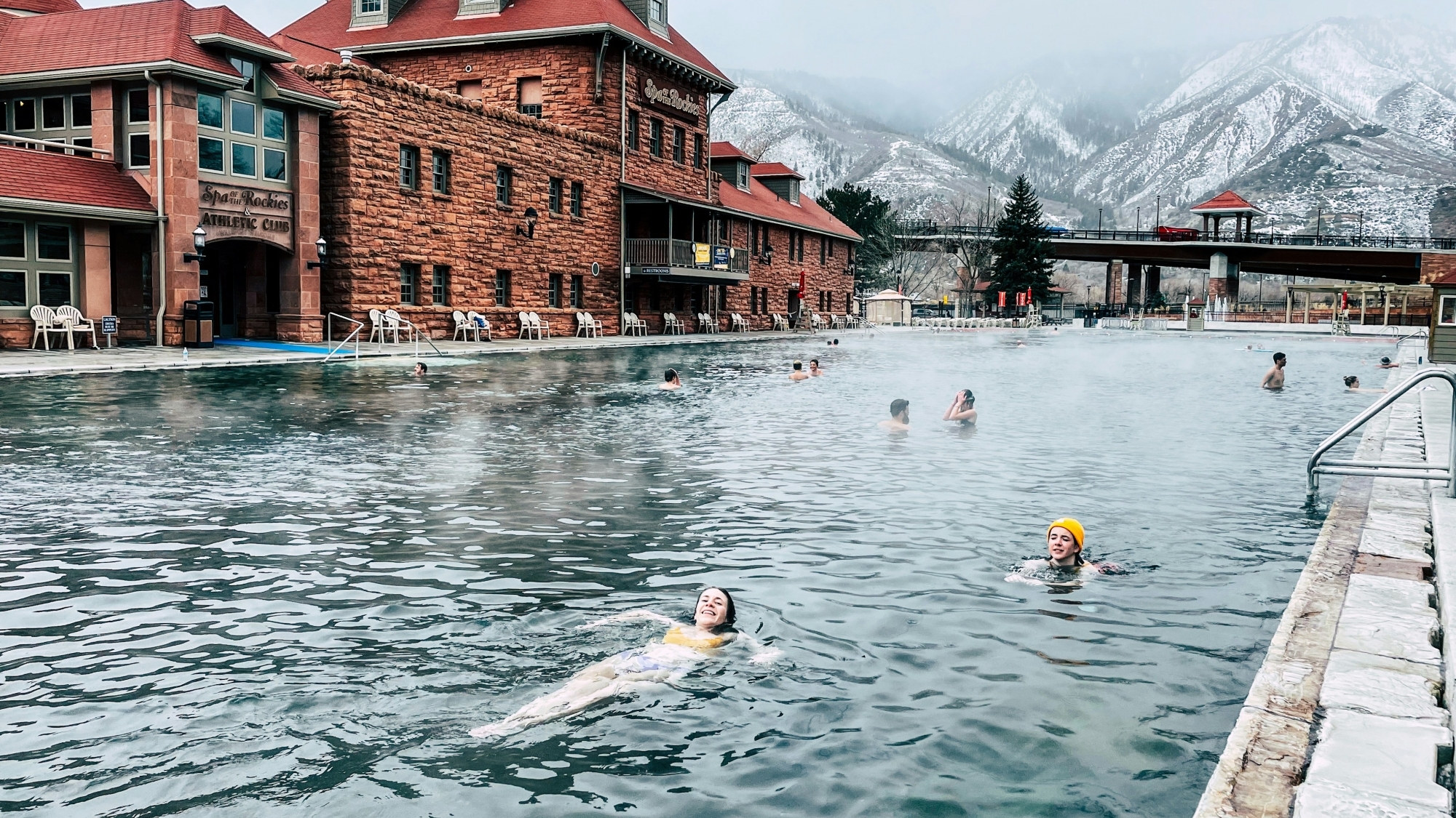 Erholung pur im Winter: Schwimmbad-Außenbecken im Winter