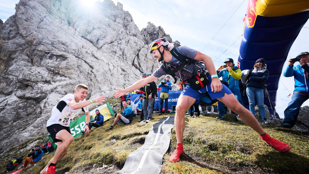 Staffelübergabe von Bergläufer an Paragleiter beim Dolomitenmann