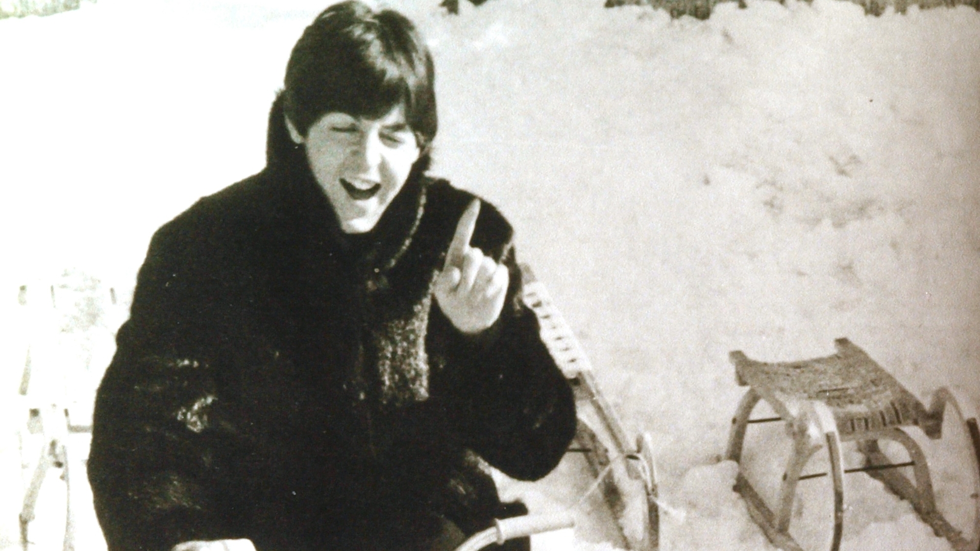 Paul McCartney auf einem Skibike während der Dreharbeiten von Help in Obertauern