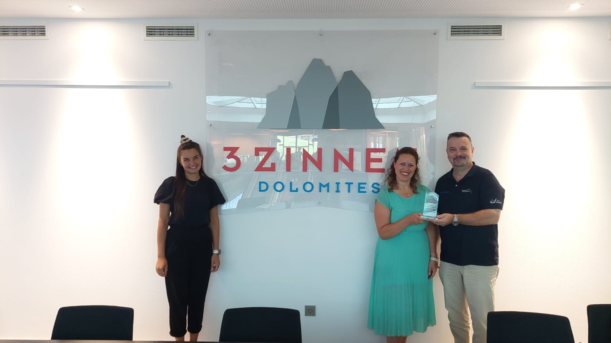 v.l.n.r.: Stefanie Pfeifhofer (Marketing Communication 3 Zinnen AG), Kathrin Tschurtschenthaler (Direktorin Tourismusverein Toblach), Christopher Lahm-Wolter (Schneemenschen GmbH)