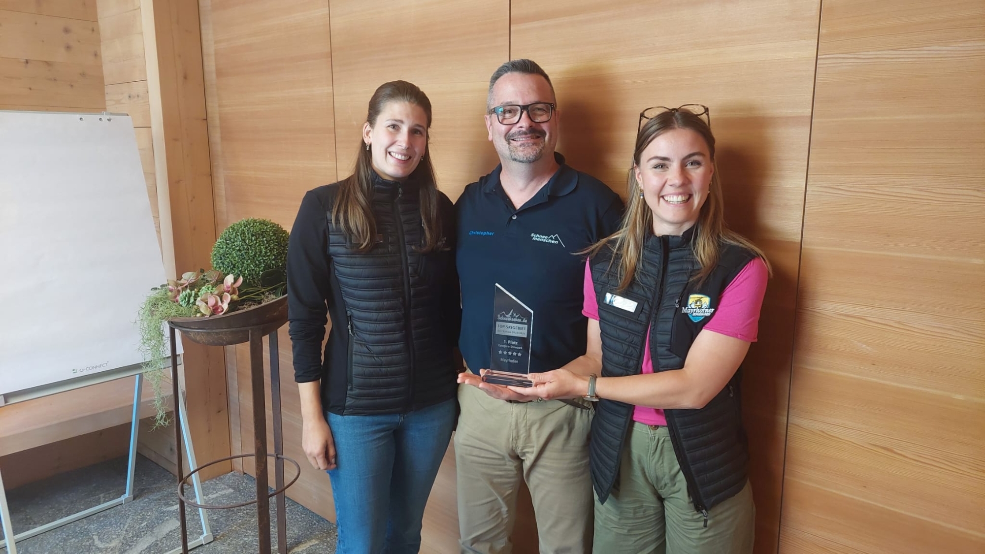 v.l.n.r.: Anna Schneeberger (Marketingleitung Mayrhofner Bergbahnen AG), Christopher Lahm-Wolter (Schneemenschen GmbH), Elisabeth Neussl (Presse & Marketing Mayrhofener Bergbahnen AG)