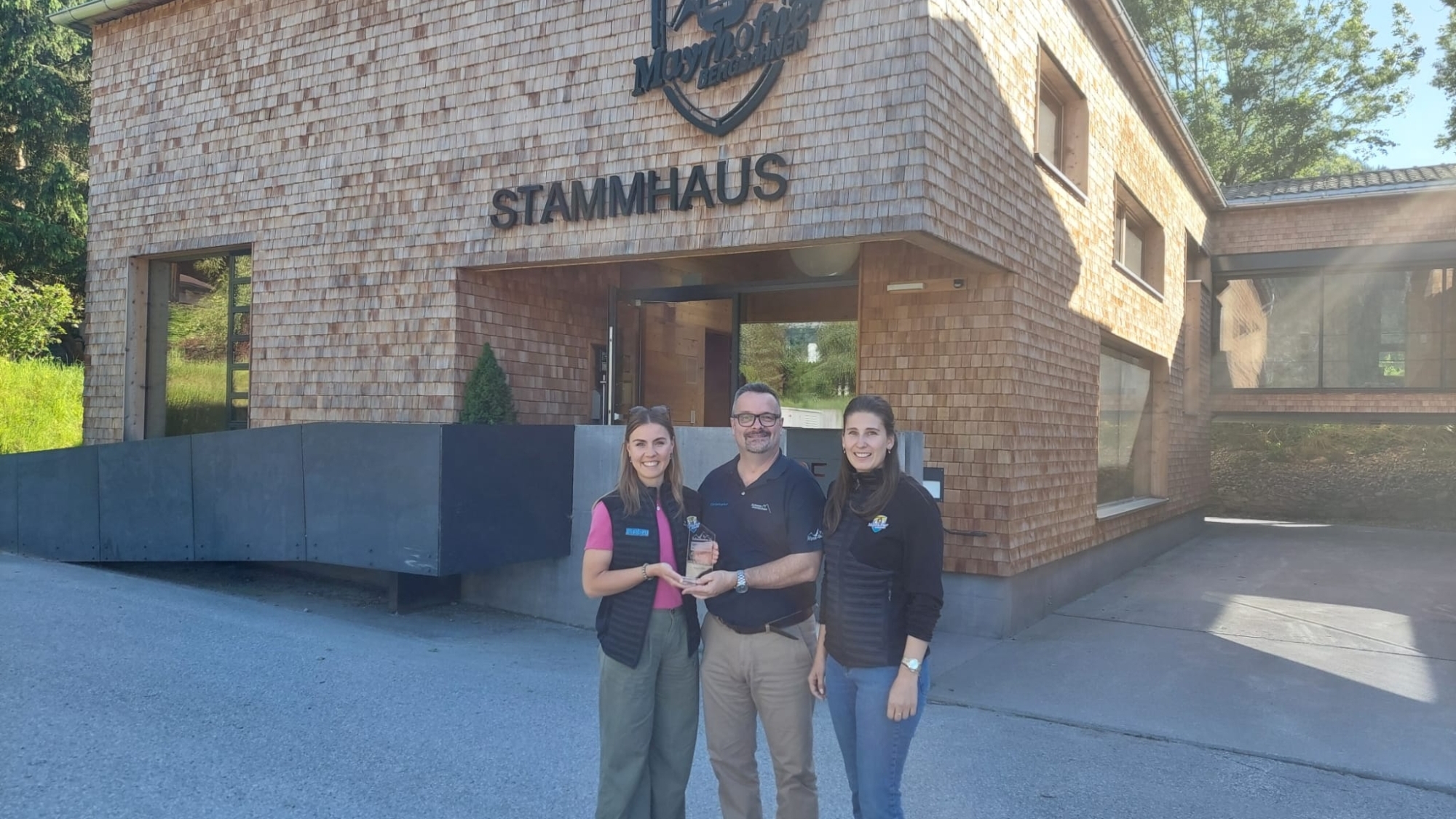 v.l.n.r.: Elisabeth Neussl (Presse & Marketing Mayrhofener Bergbahnen AG), Christopher Lahm-Wolter (Schneemenschen GmbH), Anna Schneeberger (Marketingleitung Mayrhofner Bergbahnen AG)