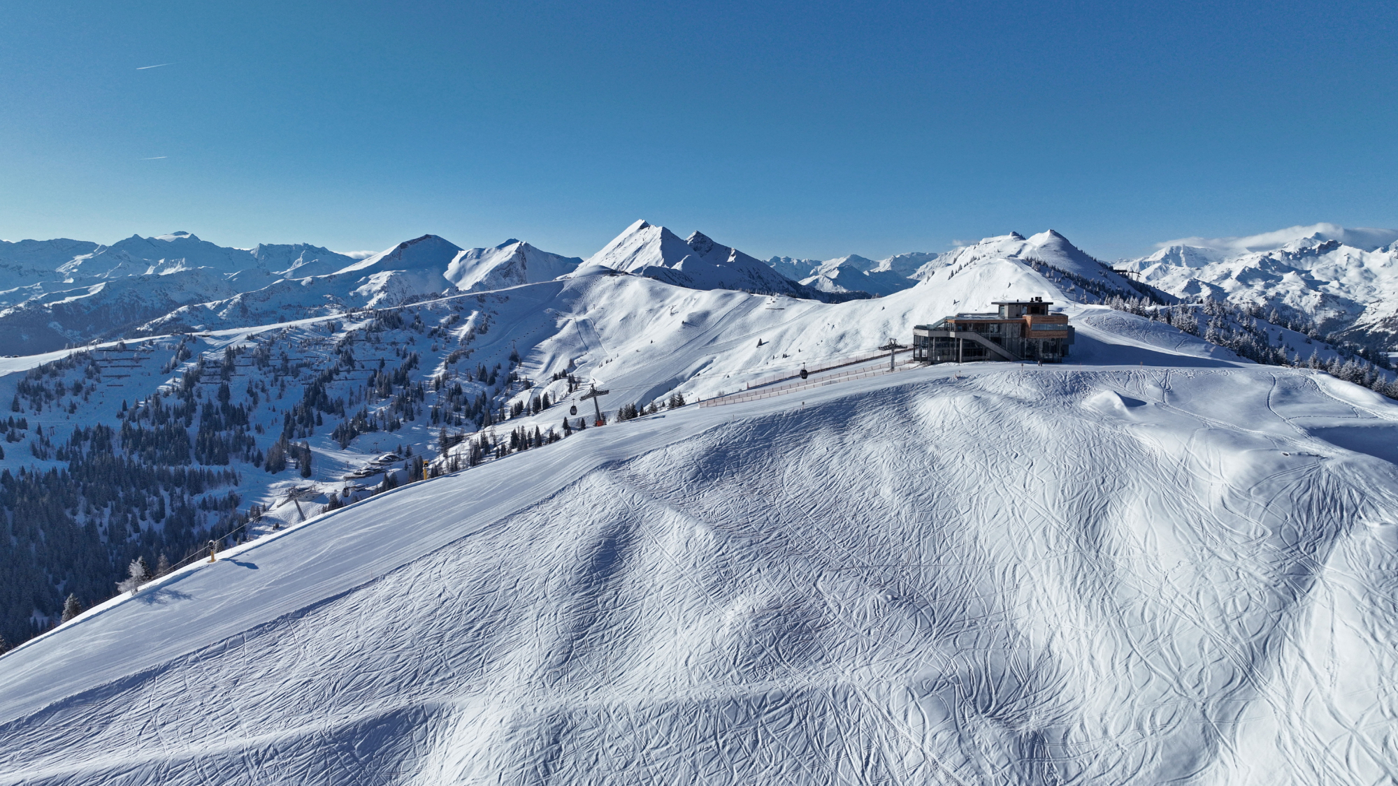 Kieserlbahn-Bergstation mit Piste und Tiefschneerevier