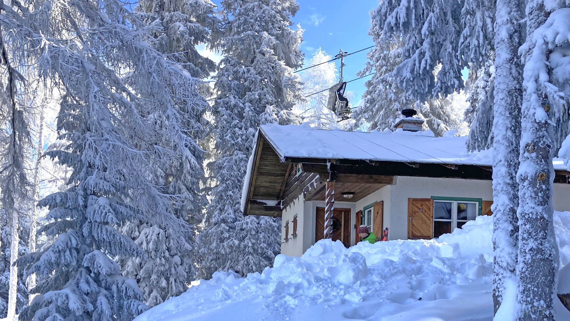 Verschneite Skihütte