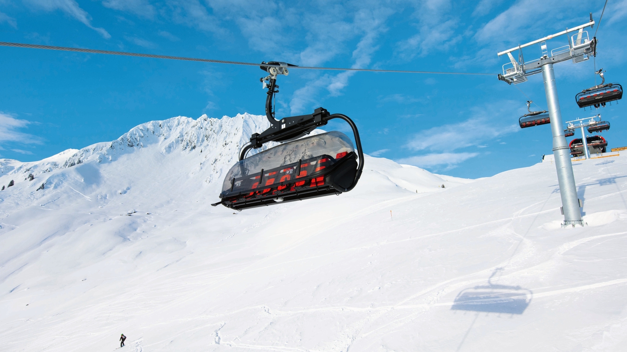 Moderner Trattenbach-Sessellift in Kitzbühel