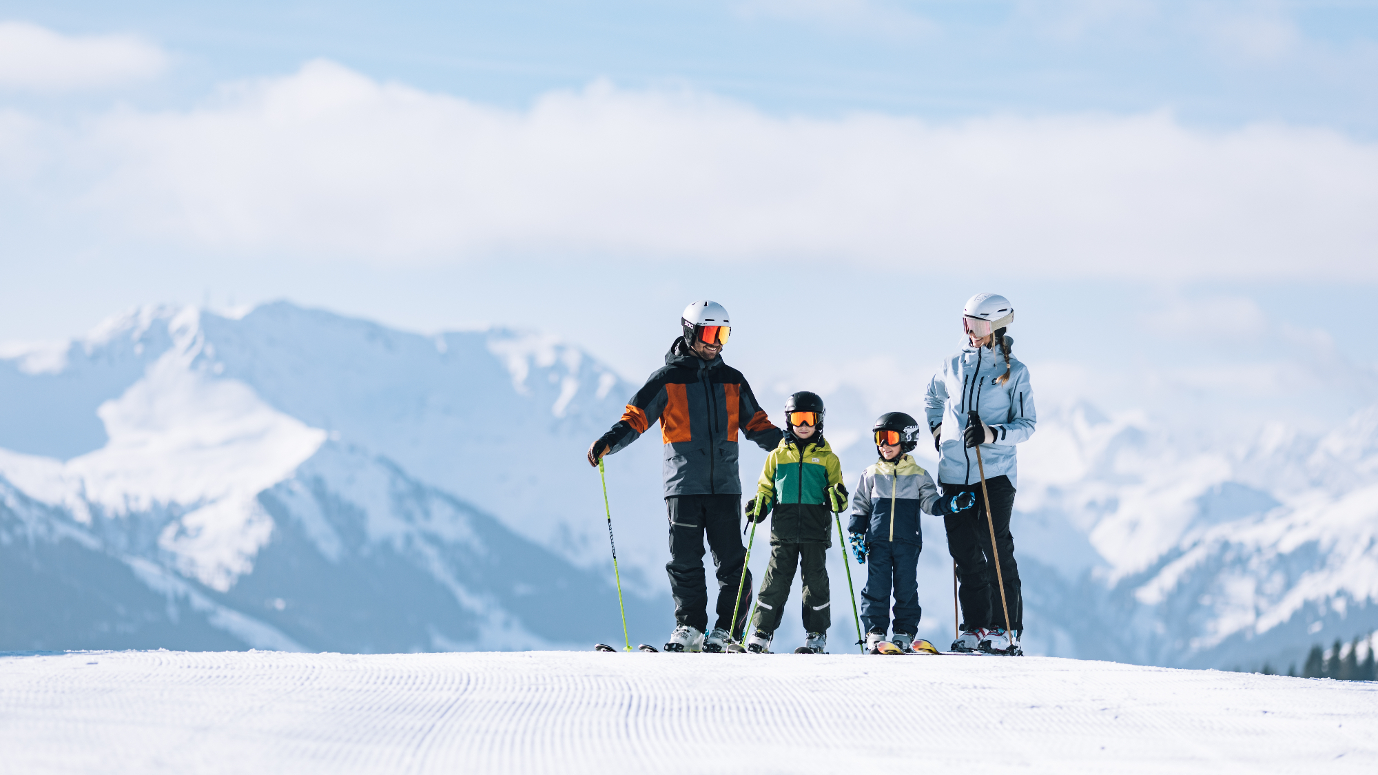 Eine Familie im Skicircus Saalbach Hinterglemm Leogang Fieberbrunn