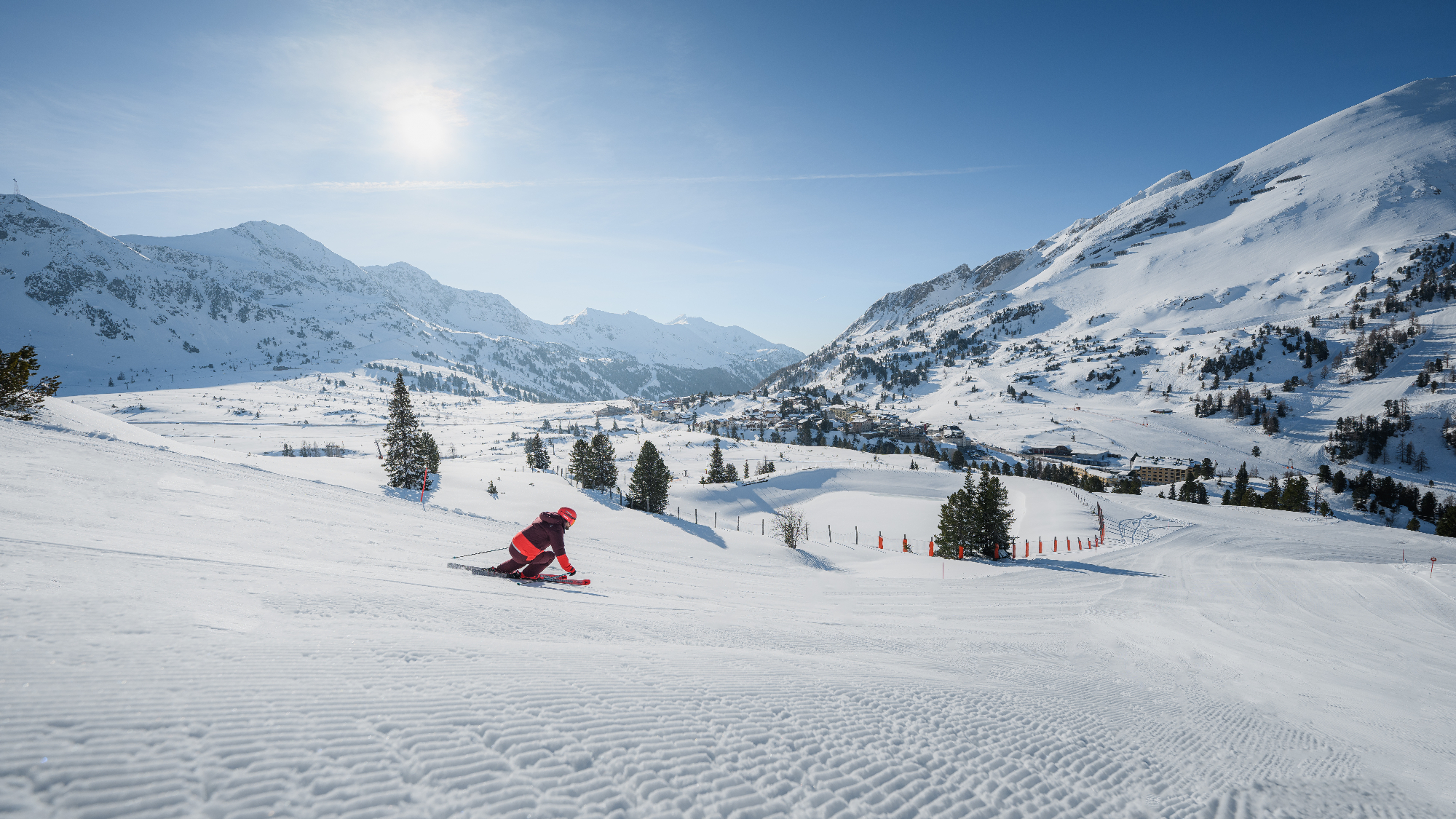 SkifahrerIn bei der Abfahrt im Skigebiet Obertauern