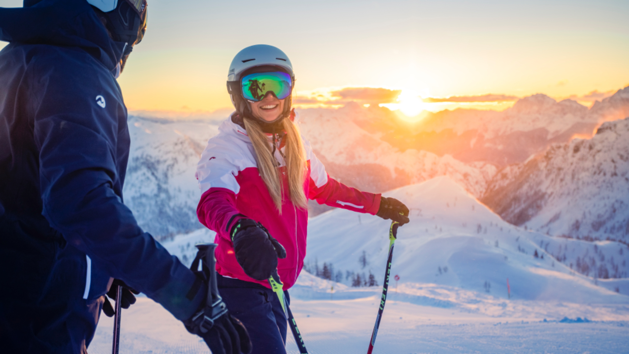 Skifahrer im Sonnenaufgang am Nassfeld in Kärnten.