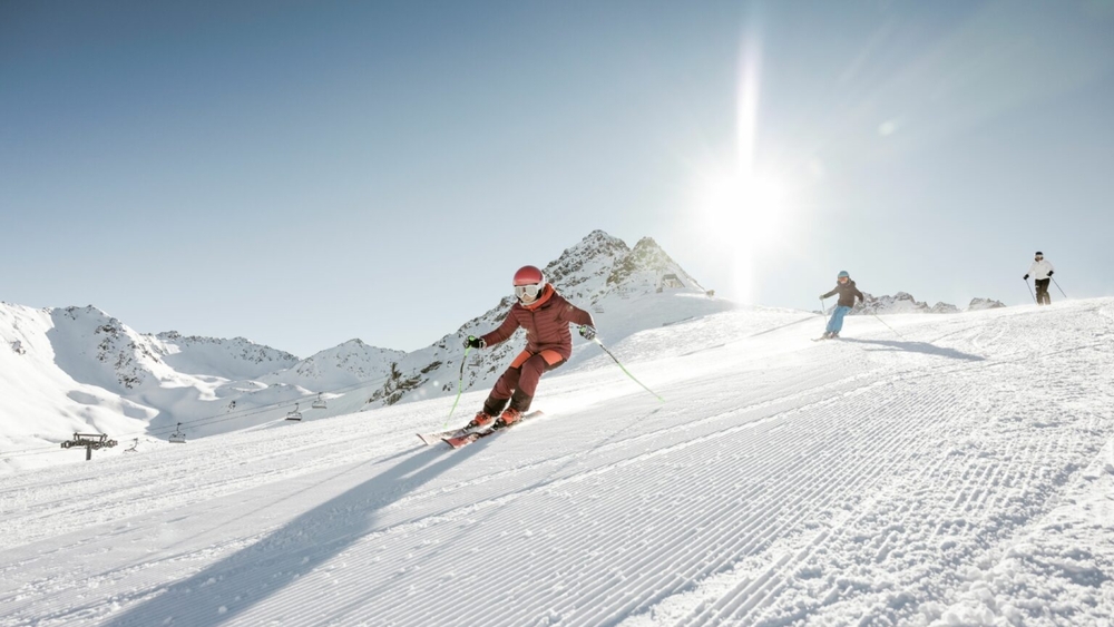 Ab dem 5. April dürfen sich Familien in Nauders über ein tolles Osterangebot freuen: Im Rahmen der Nauders+ Family-Weeks fahren Kinder bis 15 Jahre kostenlos, sofern ein Elternteil einen Nauders+ Skipass mit mindestens sechs Tagen Gültigkeit erwirbt.