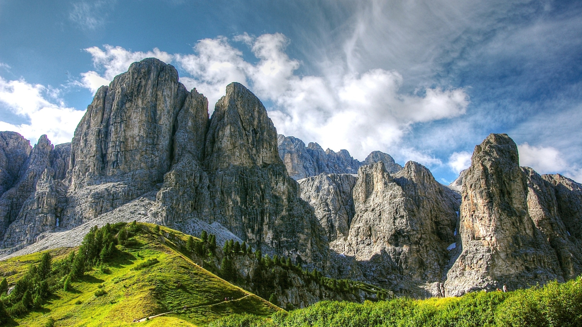 Viele Wellnesshotels bieten den Ausblick auf atemberaubende Gebirge wie die Dolomiten.