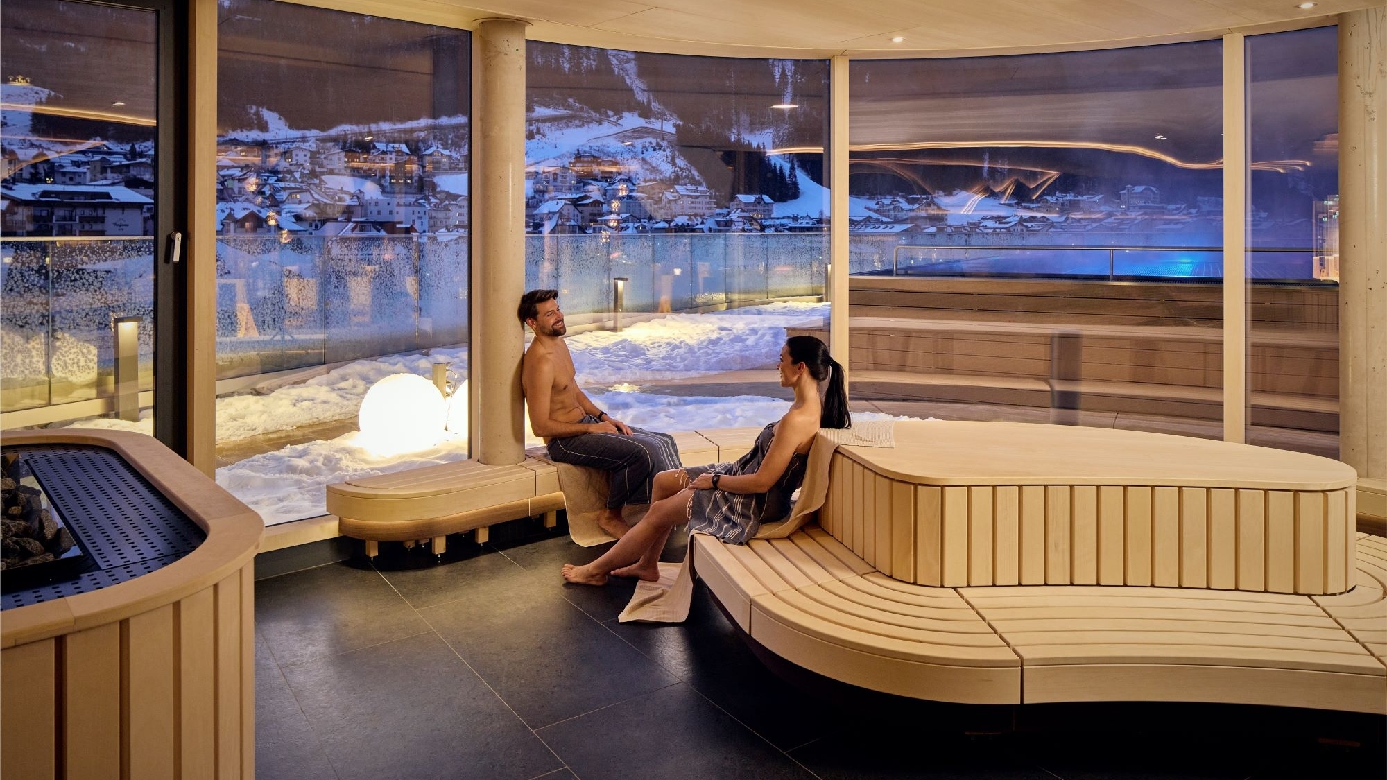 Die Silvretta Therme selbst bleibt ein Highlight mit ihren talentierten Saunameistern wie Bernie Becht, der die diesjährigen „Aufguss Masters“ des Österreichischen Sauna Forums (ÖSF) gewann und damit den Erfolg seines Kollegen Thor Moeller aus dem Vorjahr fortsetzte.