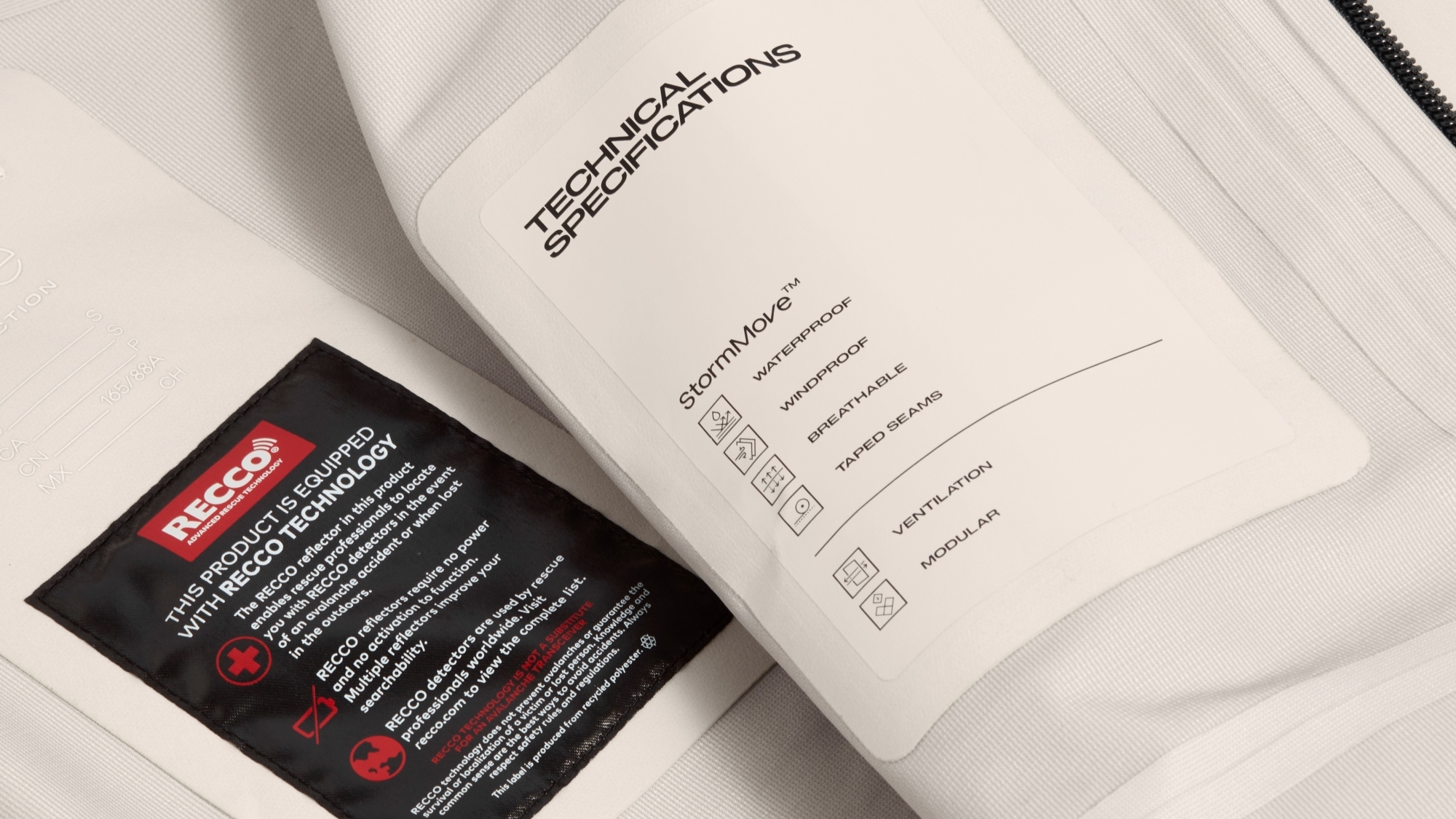 Die 3-lagige Shell-Jacke aus StormMove™ von H&M Move mit RECCO-Technologie für 199,- Euro