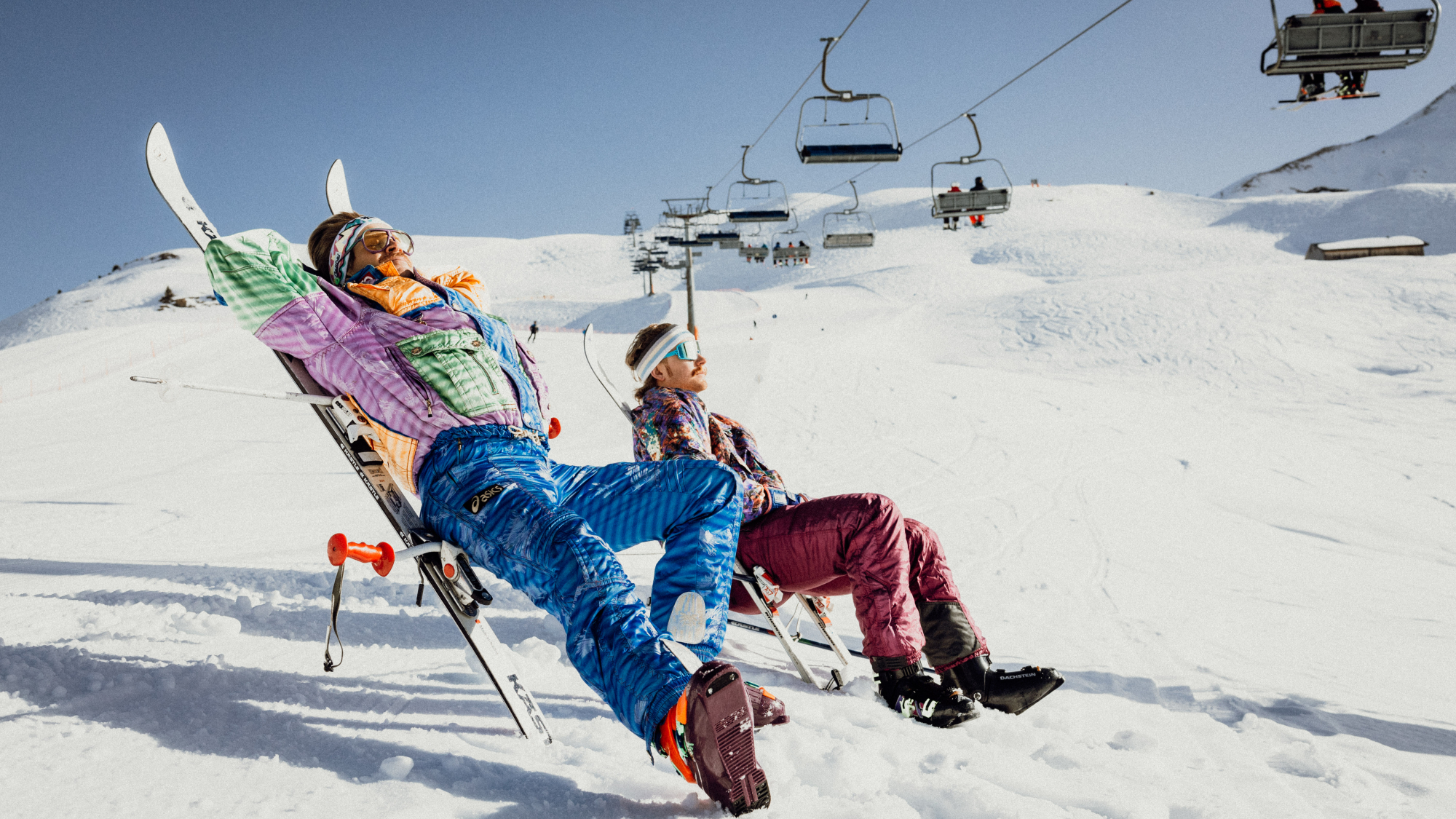 Sonnenbaden beim 80s Skitag in Warth-Schröcken
