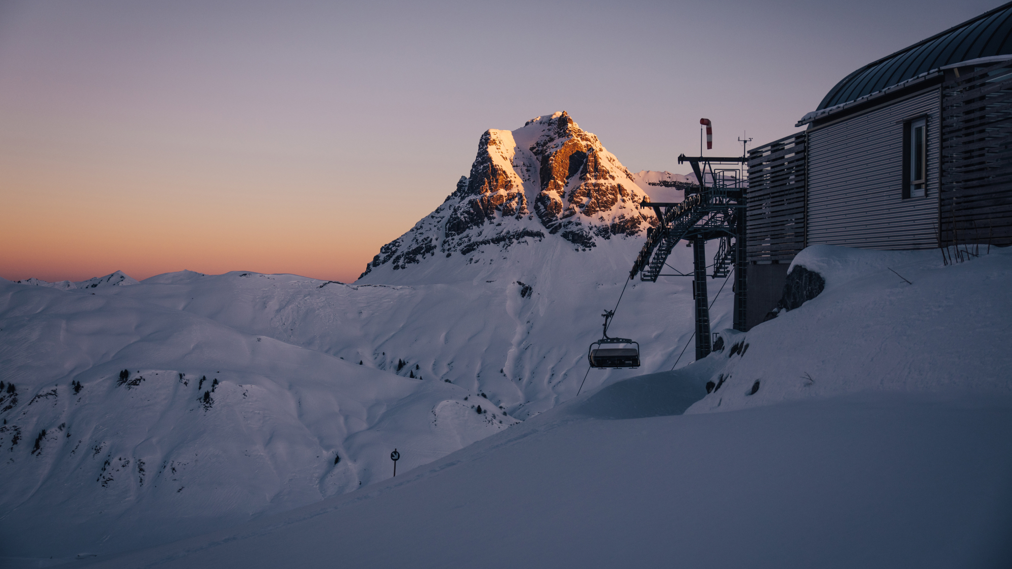 Sonnenaufgang für Early Birds im Skigebiet Warth-Schröcken