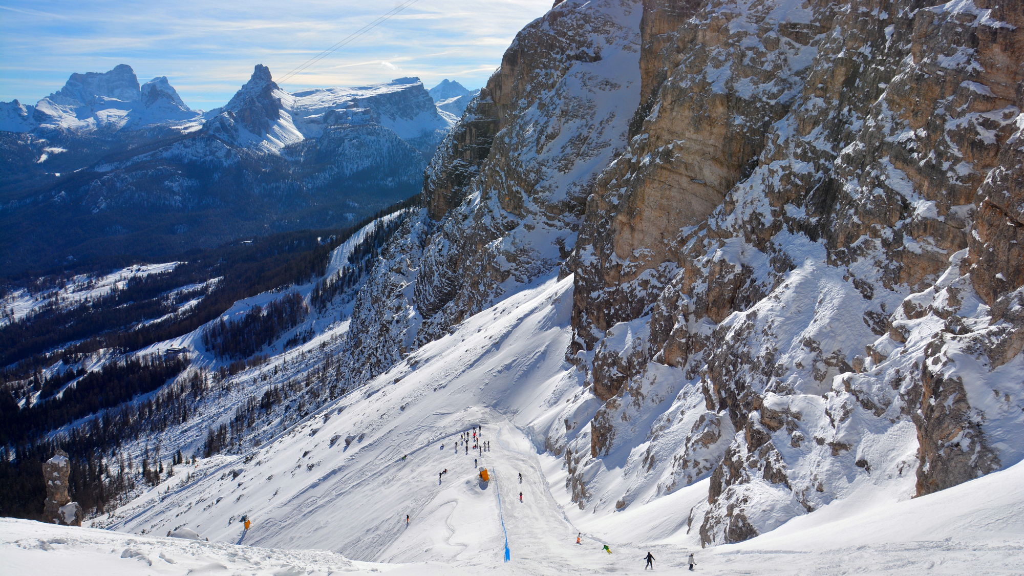 Die Abfahrt beinhaltet den wirklich spektakulären Streckenabschnitt über die schwarze Piste Nr. 51 (Forcella Rossa).