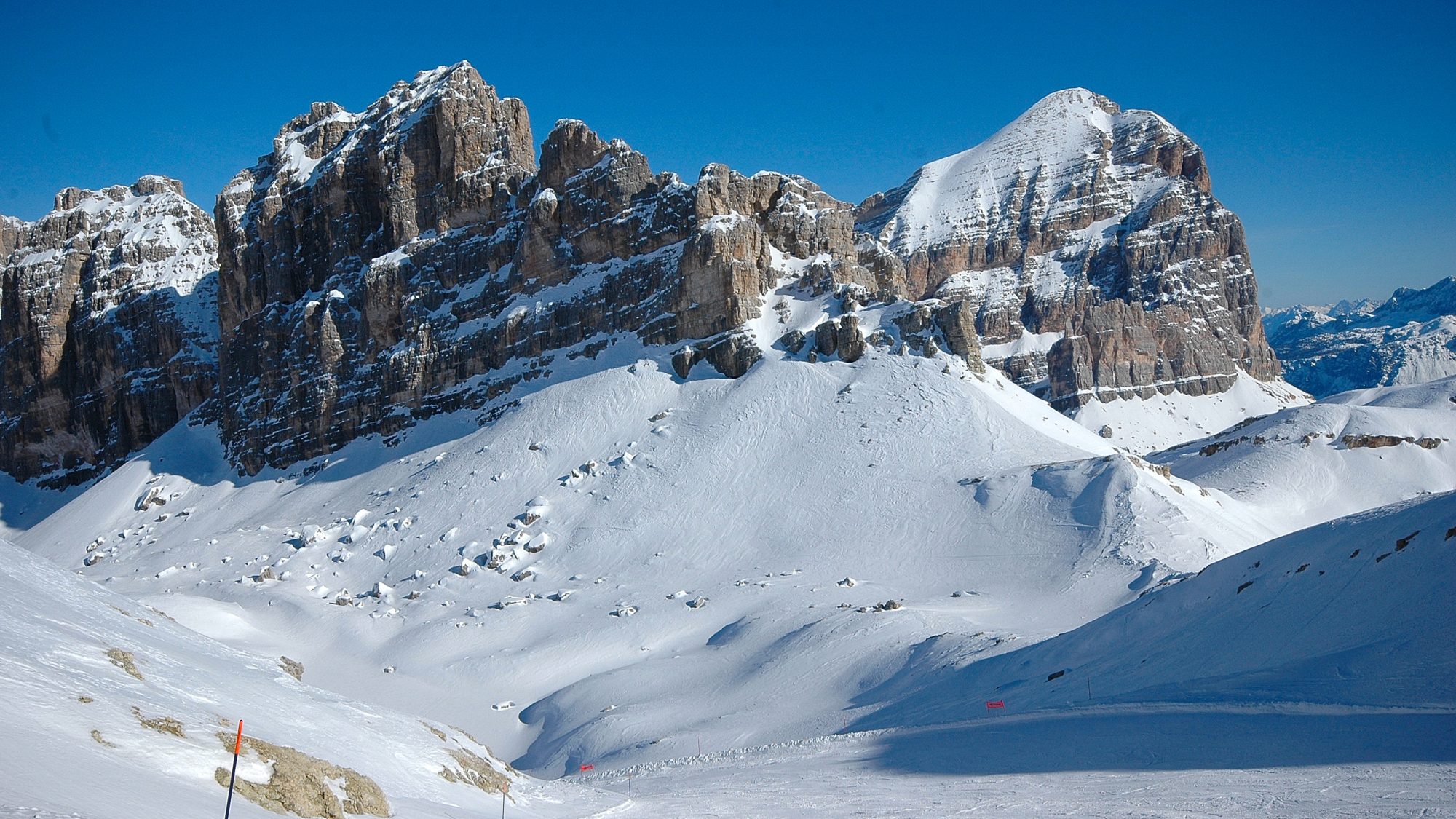 Blick von der Bergstation am Lagazuoi zur Tofana di Rozes (3225 m). Die „Armentarola-Piste“ zieht links davon vorbei.