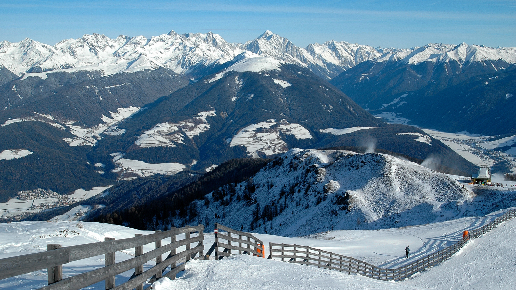 Blick vom Kronplatz hinunter ins Pustertal. Die Aussicht in die umliegenden Berge scheint grenzenlos zu sein…