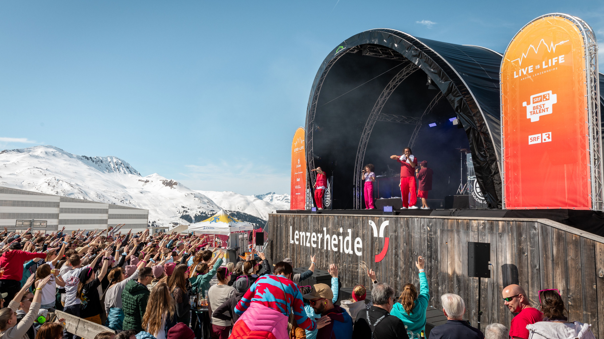 Spektakuläre Bühnen mitten im Skigebiet sind charakteristisch für das "LIVE is LIFE"