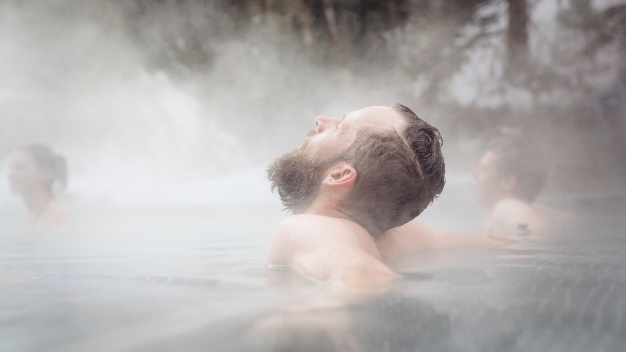 Wellness in Tirol: Entspannen im heißen Wasser in der kalten Natur