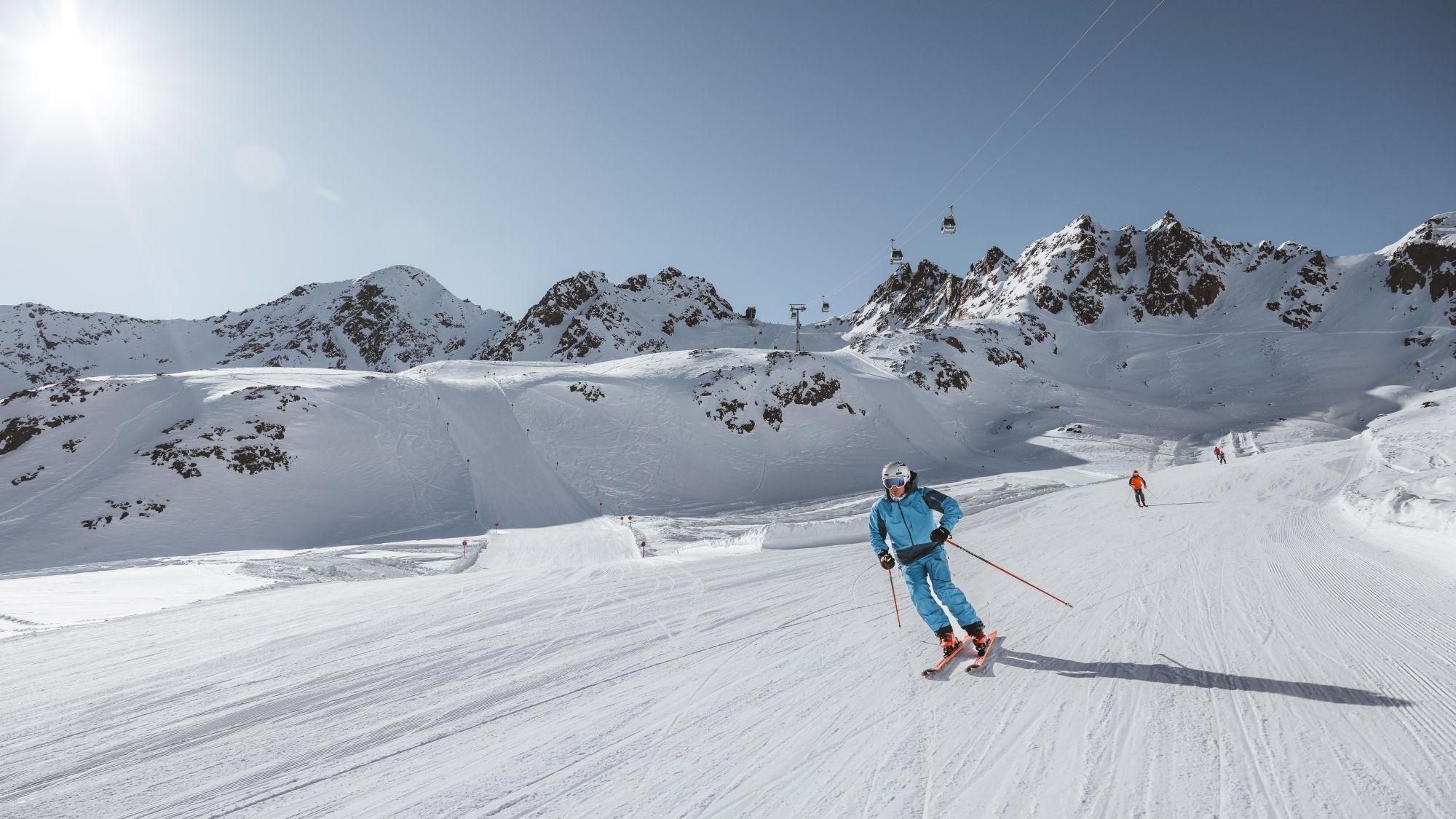 Skifahrer im Gletscherskigebiet Kaunertal