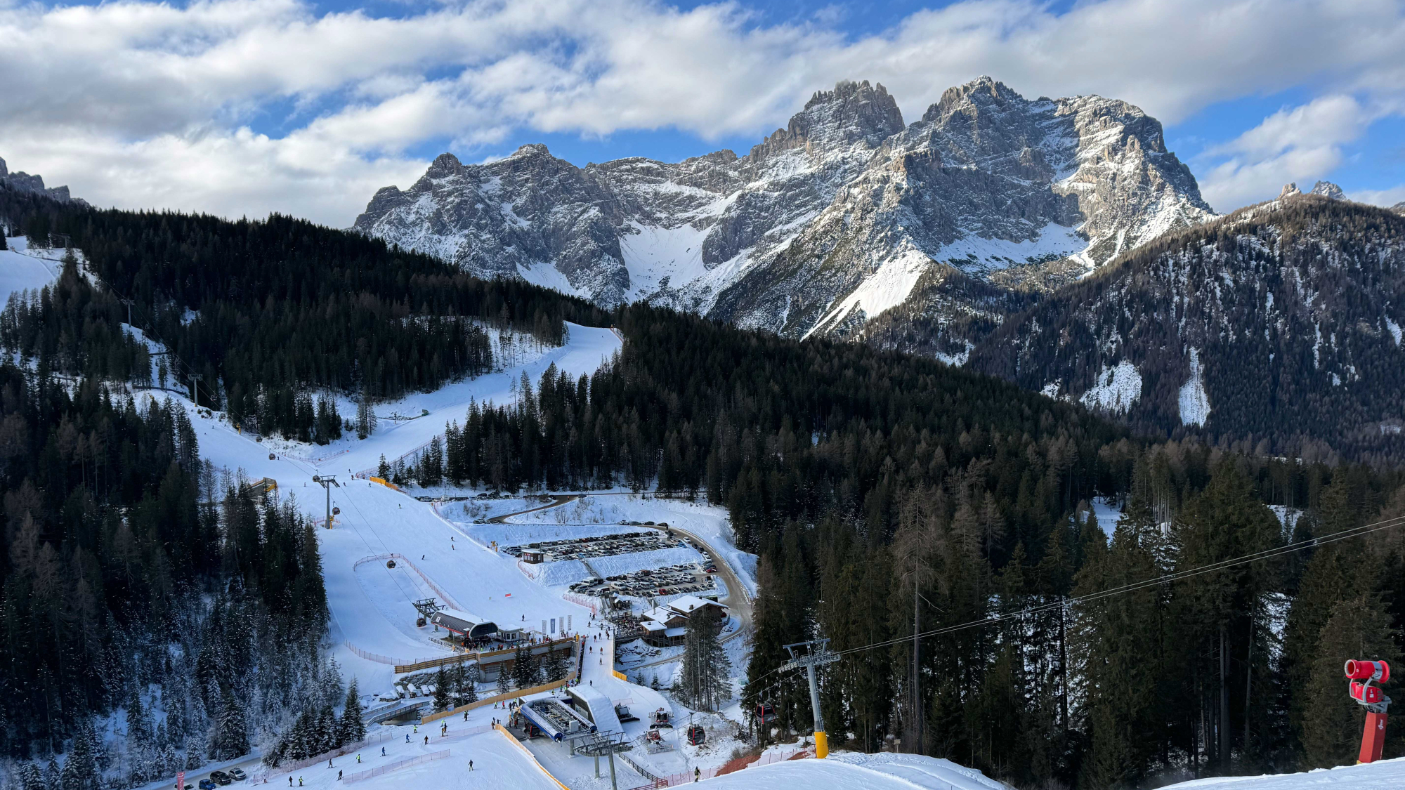 Talstationen der Gondelbahnen Stiergarten und Signaue sowie das beliebte Restaurant Hennstall