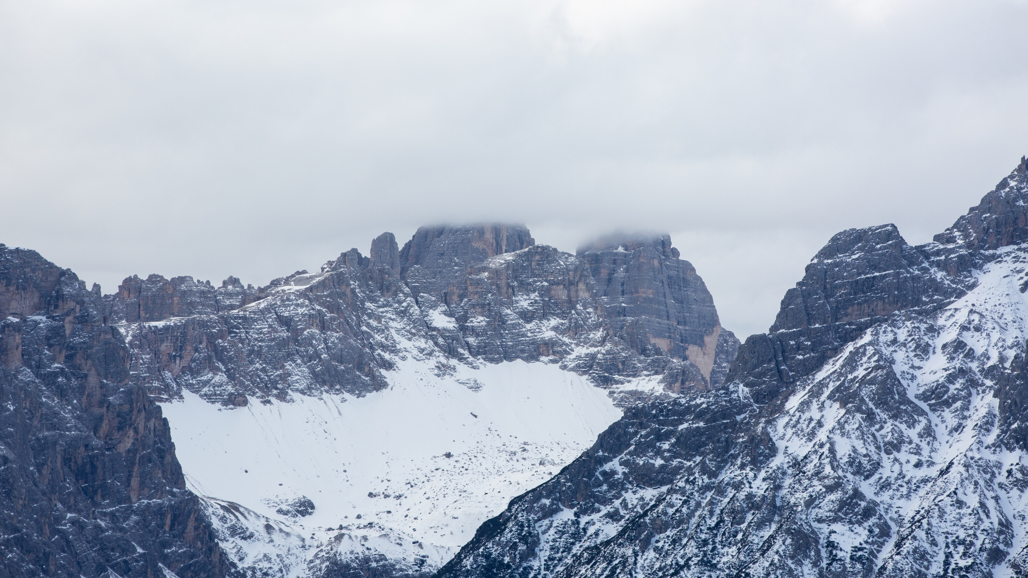 Von der Bergstation Stiergarten sieht man in der Ferne die Drei Zinnen